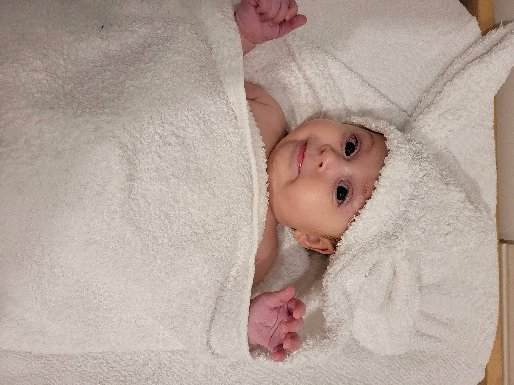 Pauline a rejoint le concours — aidez-le/la à gagner de superbes lots ! baby, baby_products, baby_toddler_clothing, bedding, cheek, child, comfort, eye, eyebrow, face, head, headgear, headwear, human_body, iris, linens, lip, nose, person, skin