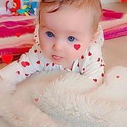 Shelsea a rejoint le concours — aidez-le/la à gagner de superbes lots ! baby, blanket, blue_eyes, child, cute, decor, floor, fluffy_blanket, heart_pattern, indoors, infant, lying_down, pink, playful, red, soft_texture, tongue_out, toy, warm_lighting, white