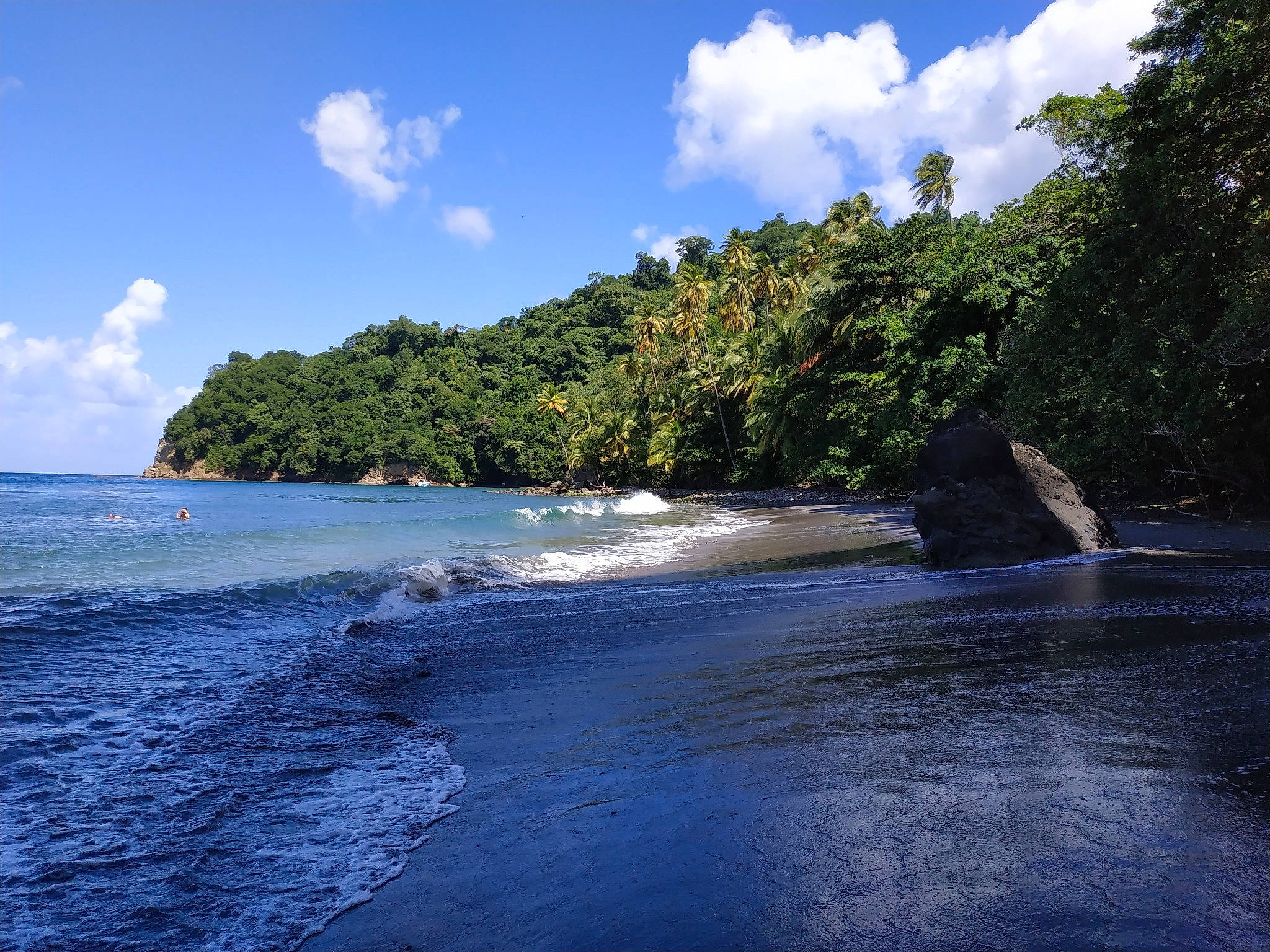 Haru a rejoint le concours — aidez-le/la à gagner de superbes lots ! beach, blue, body_of_water, cloud, coast, coastal_and_oceanic_landforms, mountain, natural_environment, natural_landscape, nature, ocean, sea, shore, sky, tree, tropics, water, water_resources, wave, wilderness
