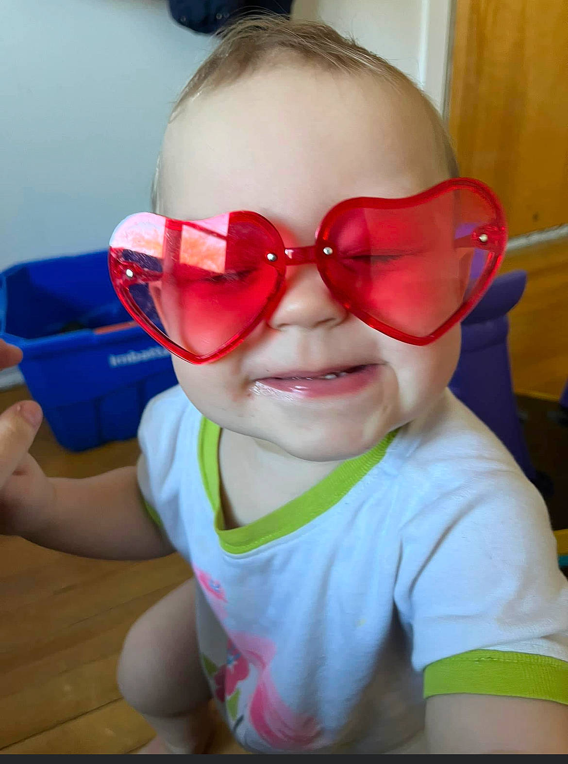 Amaya-taylor a rejoint le concours — aidez-le/la à gagner de superbes lots ! baby, baby_toddler_clothing, carmine, child, costume, electric_blue, eye_glass_accessory, eyewear, fun, glasses, goggles, happy, joy, leisure, nose, person, personal_protective_equipment, play, smile, sunglasses