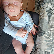 Sohan a rejoint le concours — aidez-le/la à gagner de superbes lots ! baby, sleeping, infant, onesie, blue_clothing, person, hand, lap, chair, tablecloth, pattern, floor, tile, skin, peaceful, rest, indoors, closeup, comfort, serene