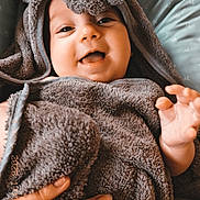Sohan a rejoint le concours — aidez-le/la à gagner de superbes lots ! baby, towel, hood, smile, hand, ring, cozy, happy, face, child, infant, wrapped, soft, fabric, person, portrait, newborn, cute, skin, relaxed