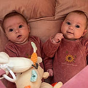 Romy Et Léna a rejoint le concours — aidez-le/la à gagner de superbes lots ! baby, babies, crib, cushion, plush_toy, unicorn_toy, pink_clothing, infant, child, cute, sleepwear, bed, wooden_crib, soft_toy, two_children, face, smile, indoors, resting, curious