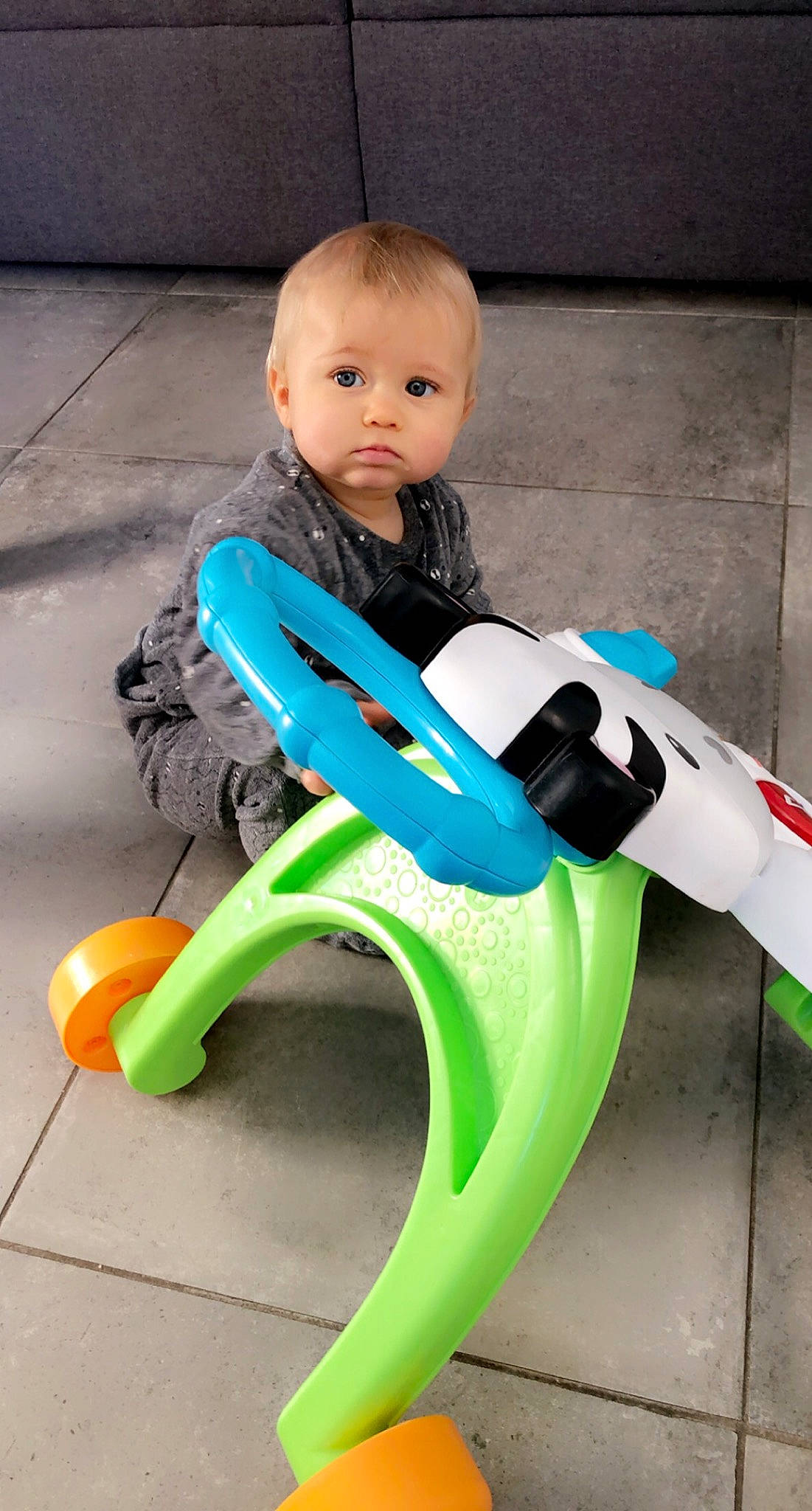 Enzo a rejoint le concours — aidez-le/la à gagner de superbes lots ! arm, baby, baby_toddler_clothing, bicycle_handlebar, child, electric_blue, fun, grass, human_body, human_leg, knee, leg, leisure, person, personal_protective_equipment, plastic, product, recreation, riding_toy, sitting