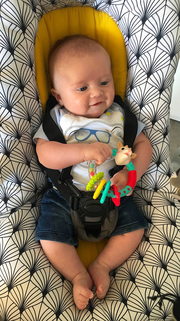 Enzo a rejoint le concours — aidez-le/la à gagner de superbes lots ! baby, baby_carriage, baby_products, baby_toddler_clothing, child, person, play, product, sitting, skin, toddler