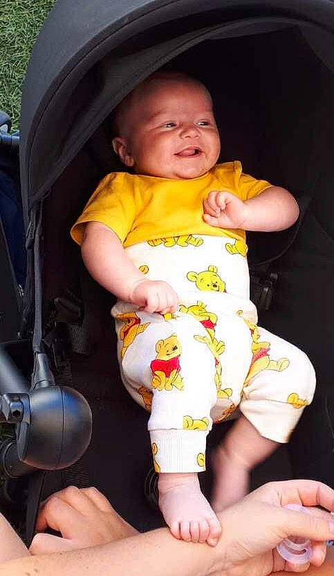 Enzo participe au concours pour gagner de l'argent avec cette photo : baby, baby_products, child, person, product, sitting, toddler