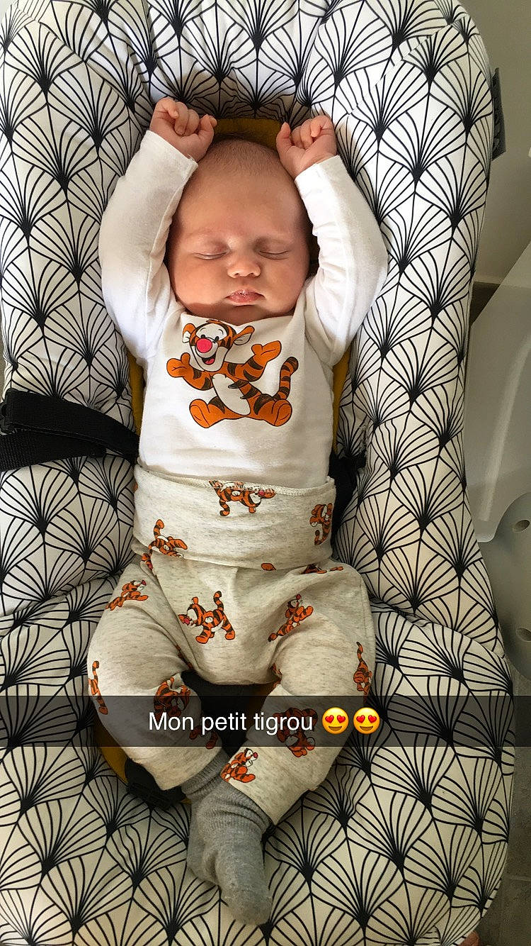 Enzo participe au concours pour gagner de l'argent avec cette photo : baby, baby_sleeping, baby_toddler_clothing, child, pattern, person, sitting, toddler