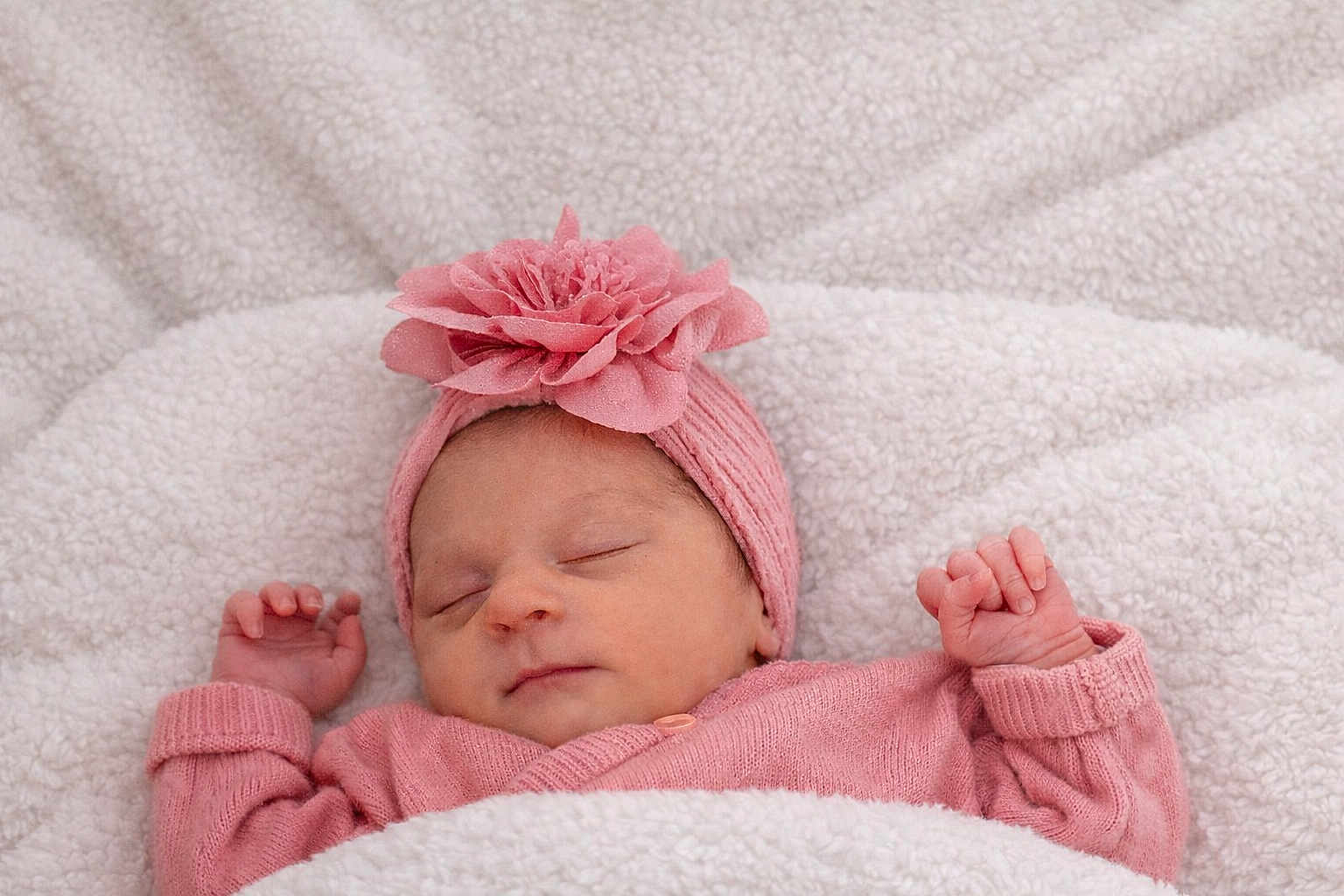 Ayla participe au concours pour gagner de l'argent avec cette photo : baby, newborn, sleeping, pink_hat, flower_headband, blanket, cozy, infant, portrait, close_up, hands, soft_texture, knitwear, cute, peaceful, resting, indoor, soft_lighting, fabric, newborn_photography