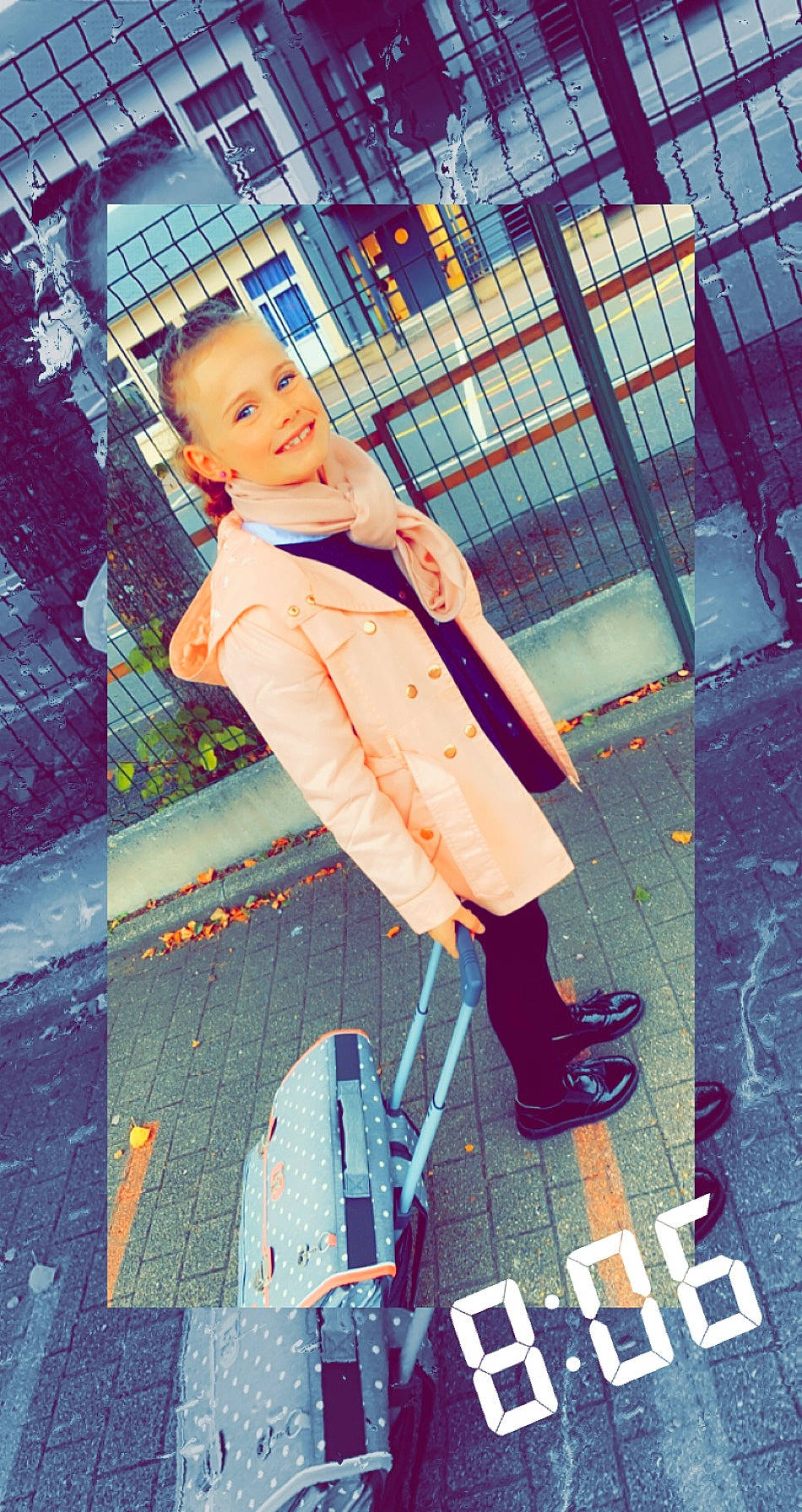 Leïa participe au concours pour gagner de l'argent avec cette photo : bag, cool, costume, electric_blue, fashion, flash_photography, fun, happy, human_leg, joy, leisure, magenta, pattern, person, pink, sitting, smile, street, street_fashion, toddler