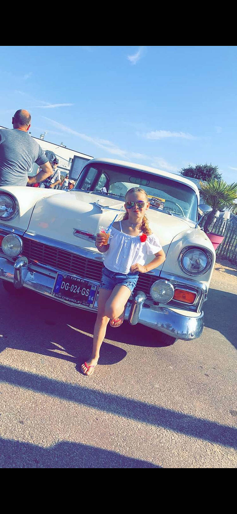 Leïa a rejoint le concours — aidez-le/la à gagner de superbes lots ! automotive_design, automotive_exterior, automotive_lighting, automotive_tire, blue, bumper, car, classic, classic_car, hood, motor_vehicle, person, plant, rolling, sky, t_shirt, tire, tree, vehicle, vehicle_door