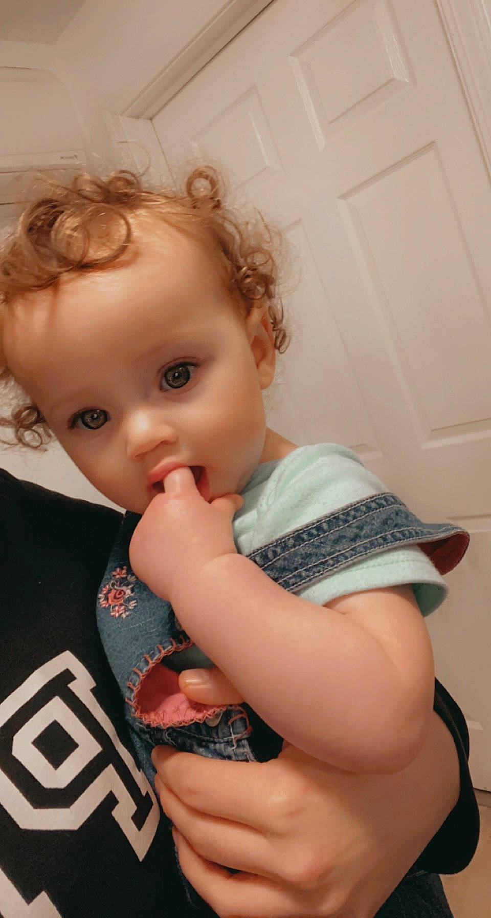 Sienna is registered to the contest to win money with this photo: baby, baby_toddler_clothing, cheek, chin, eye, eyebrow, eyelash, gesture, hand, happy, head, human_body, iris, lip, mouth, nose, person, skin, sleeve, surprise