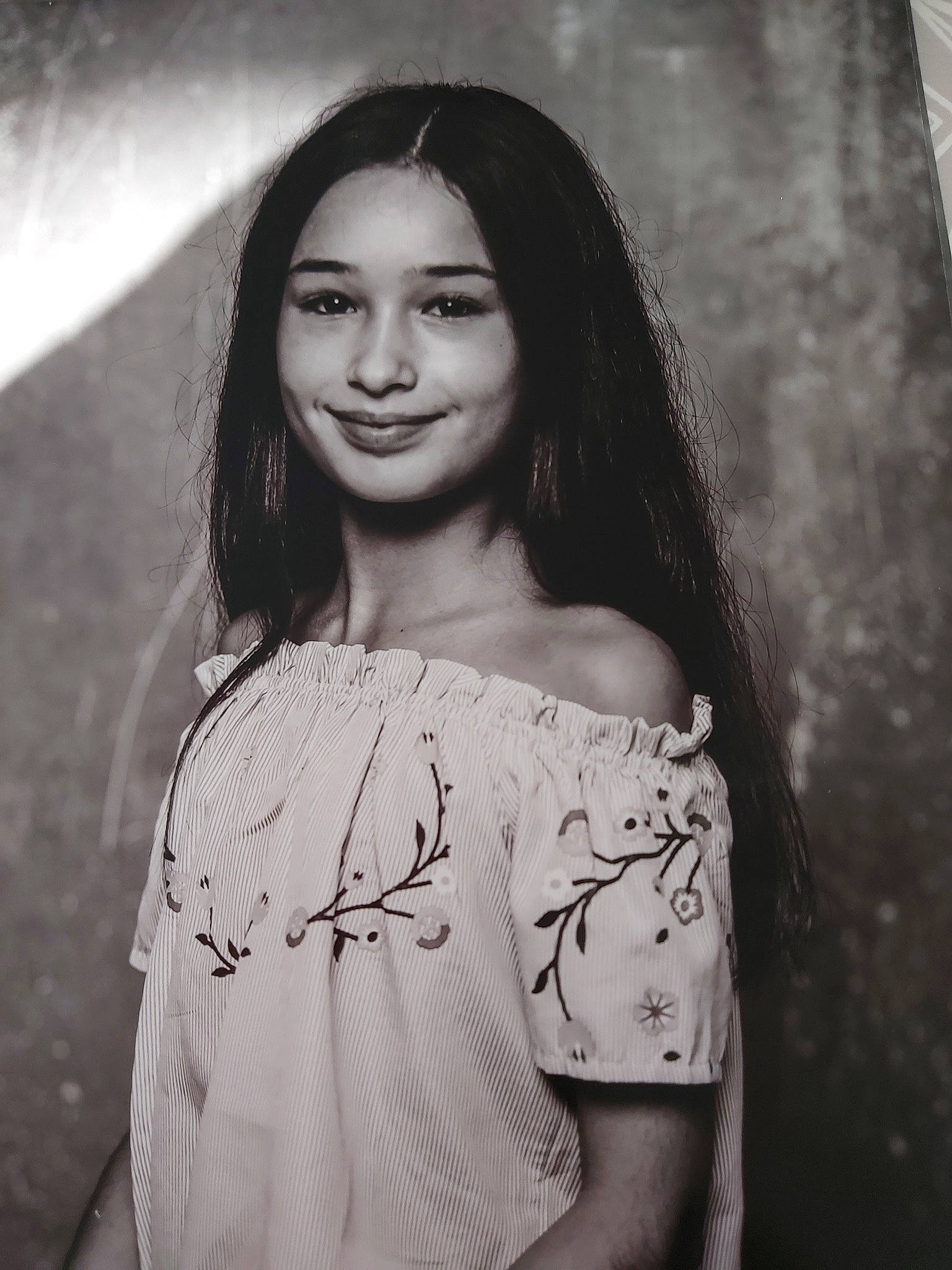 Emilie participe au concours pour gagner de l'argent avec cette photo : black, black_and_white, cool, eyebrow, face, flash_photography, forehead, grey, hairstyle, happy, human, human_body, iris, joy, lip, person, shoulder, skin, smile, standing