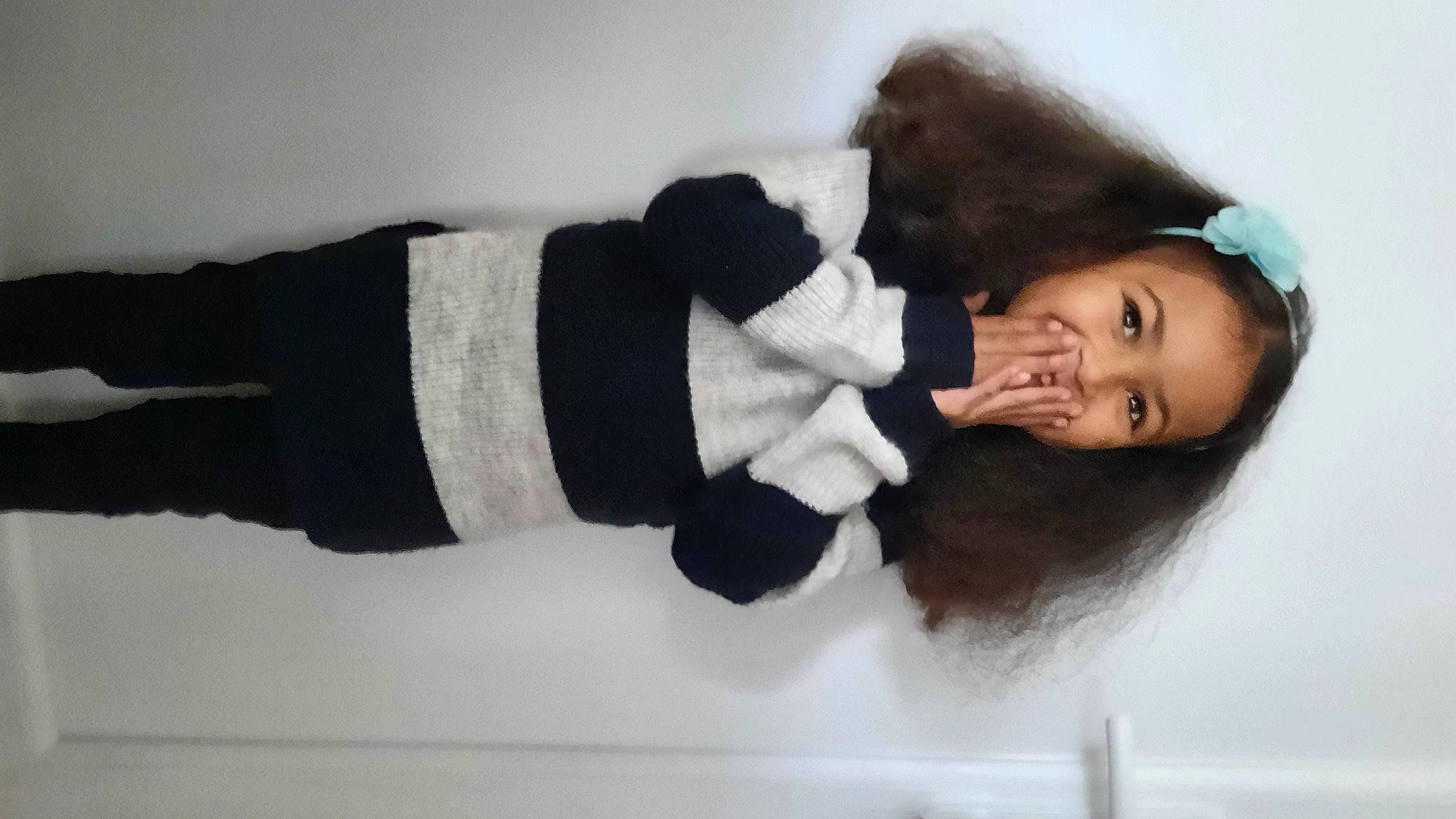 Nala a rejoint le concours — aidez-le/la à gagner de superbes lots ! child, comfort, elbow, eye, eyelash, face, fashion_accessory, fun, fur, gesture, happy, human_leg, joy, person, room, shoulder, skin, sleeve, smile, stuffed_toy