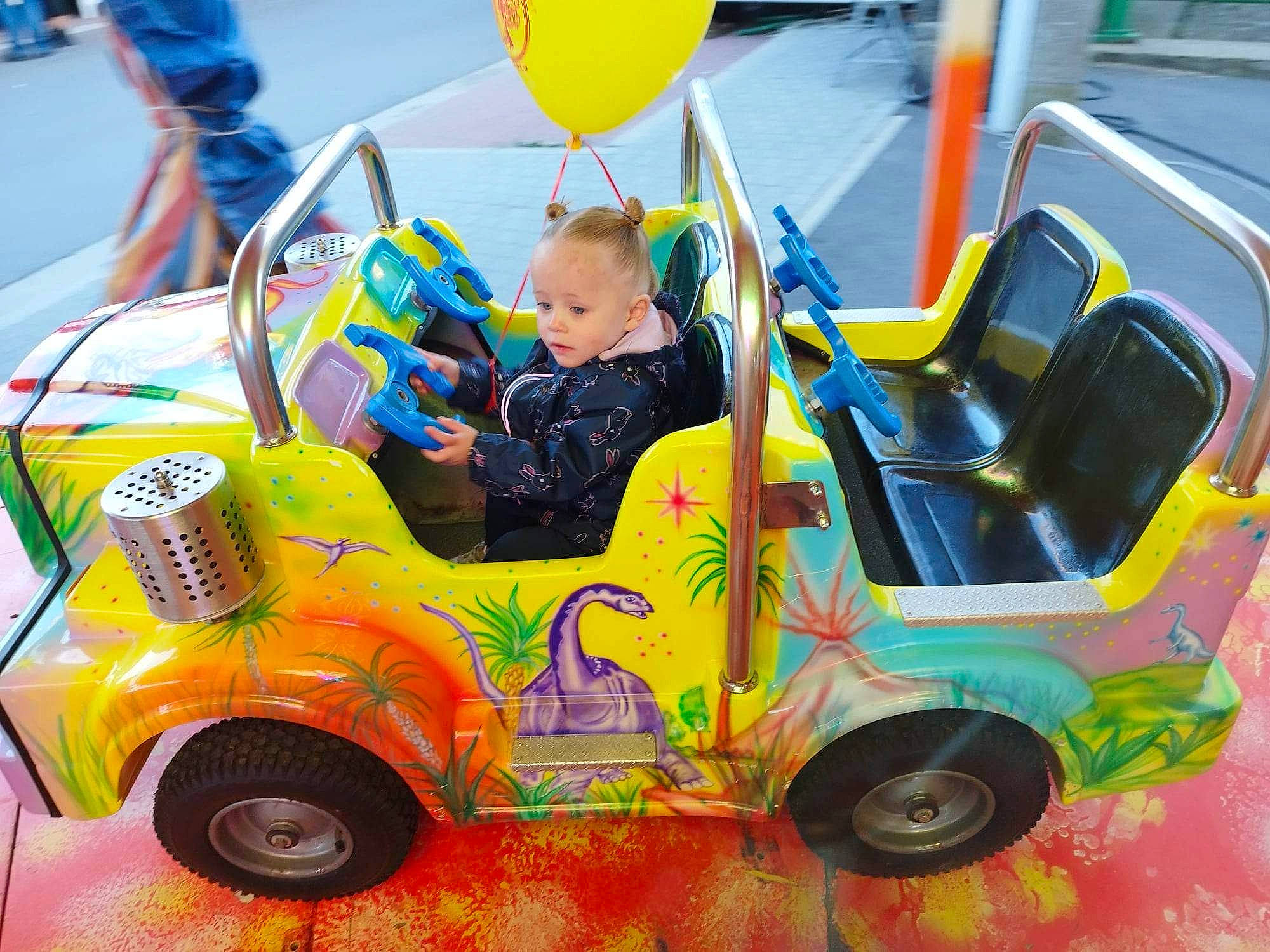 Lyana a rejoint le concours — aidez-le/la à gagner de superbes lots ! automotive_design, automotive_tire, baby, car, fun, grass, green, happy, leisure, motor_vehicle, person, photograph, product, recreation, riding_toy, tire, toddler, vehicle, wheel, white