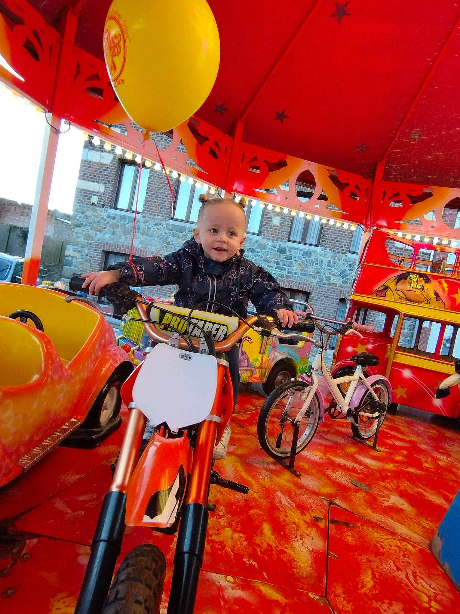 Lyana participe au concours pour gagner de l'argent avec cette photo : automotive_tire, automotive_wheel_system, bicycle_accessory, bicycle_fork, bicycle_frame, bicycle_tire, bicycle_wheel, fun, joy, leisure, motor_vehicle, orange, person, personal_protective_equipment, recreation, rim, spoke, t_shirt, tire, toddler