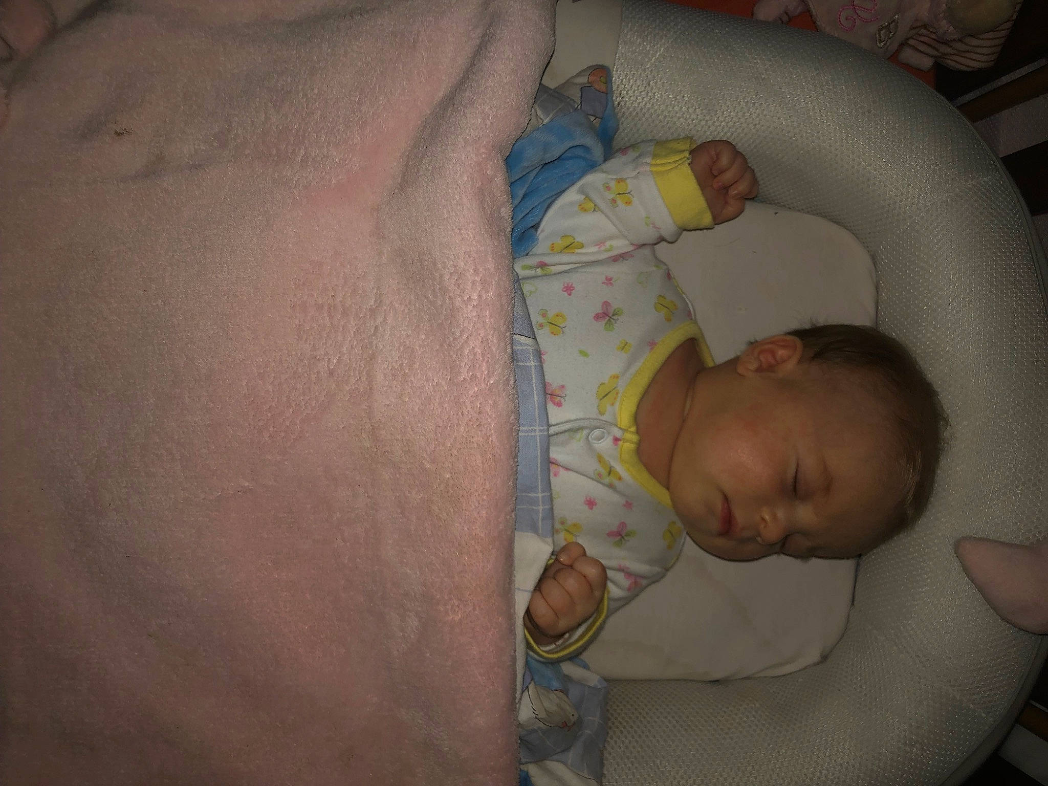 Maëlya a rejoint le concours — aidez-le/la à gagner de superbes lots ! baby, baby_products, baby_sleeping, baby_toddler_clothing, bedtime, cheek, child, comfort, facial_expression, finger, hand, head, human_body, infant_bed, linens, mouth, person, room, skin, thumb