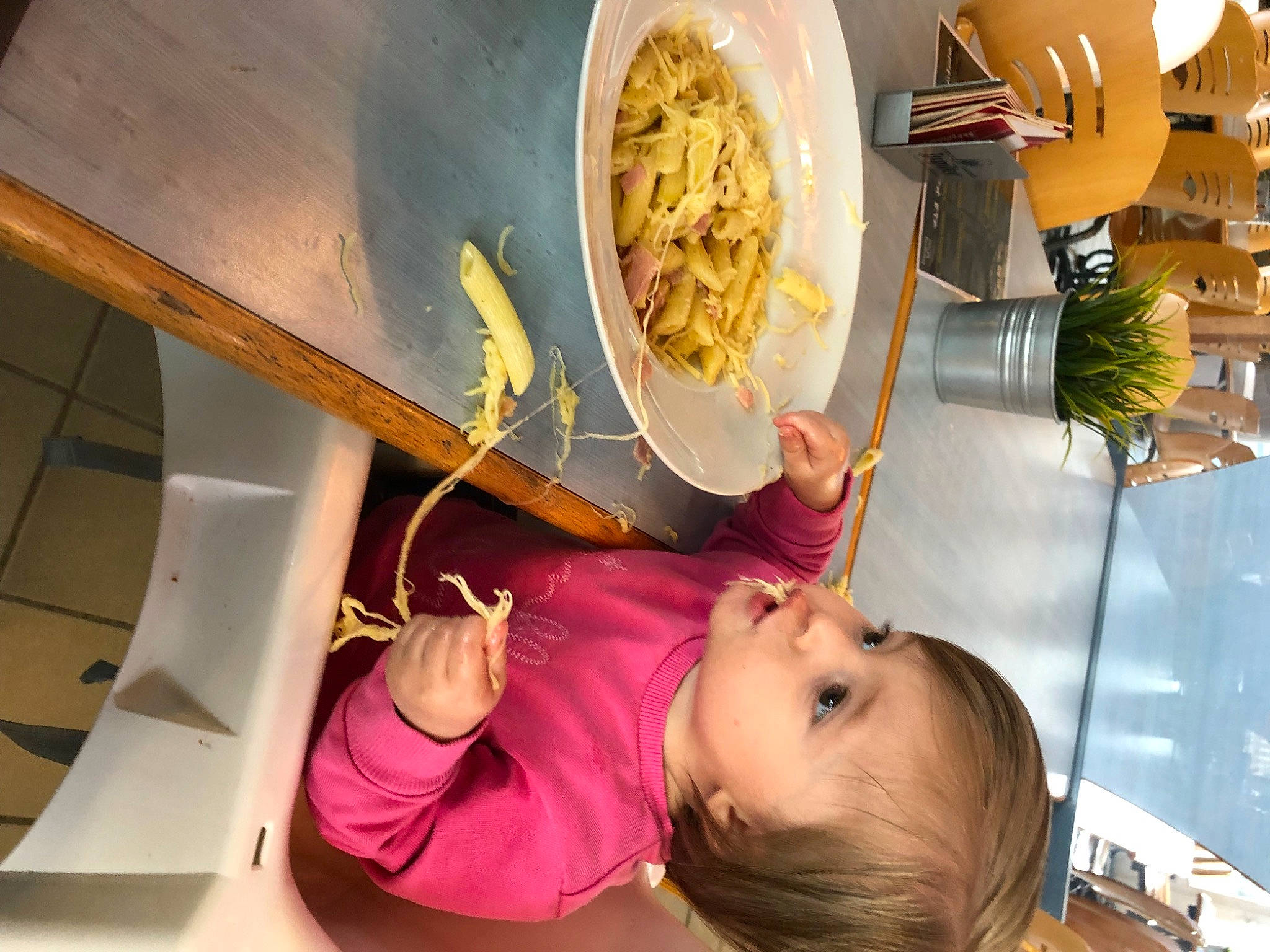 Talya participe au concours pour gagner de l'argent avec cette photo : chair, child, comfort_food, cooking, cuisine, dish, fast_food, finger_food, food, french_fries, fun, happy, junk_food, leisure, person, recipe, room, table, tableware, toddler