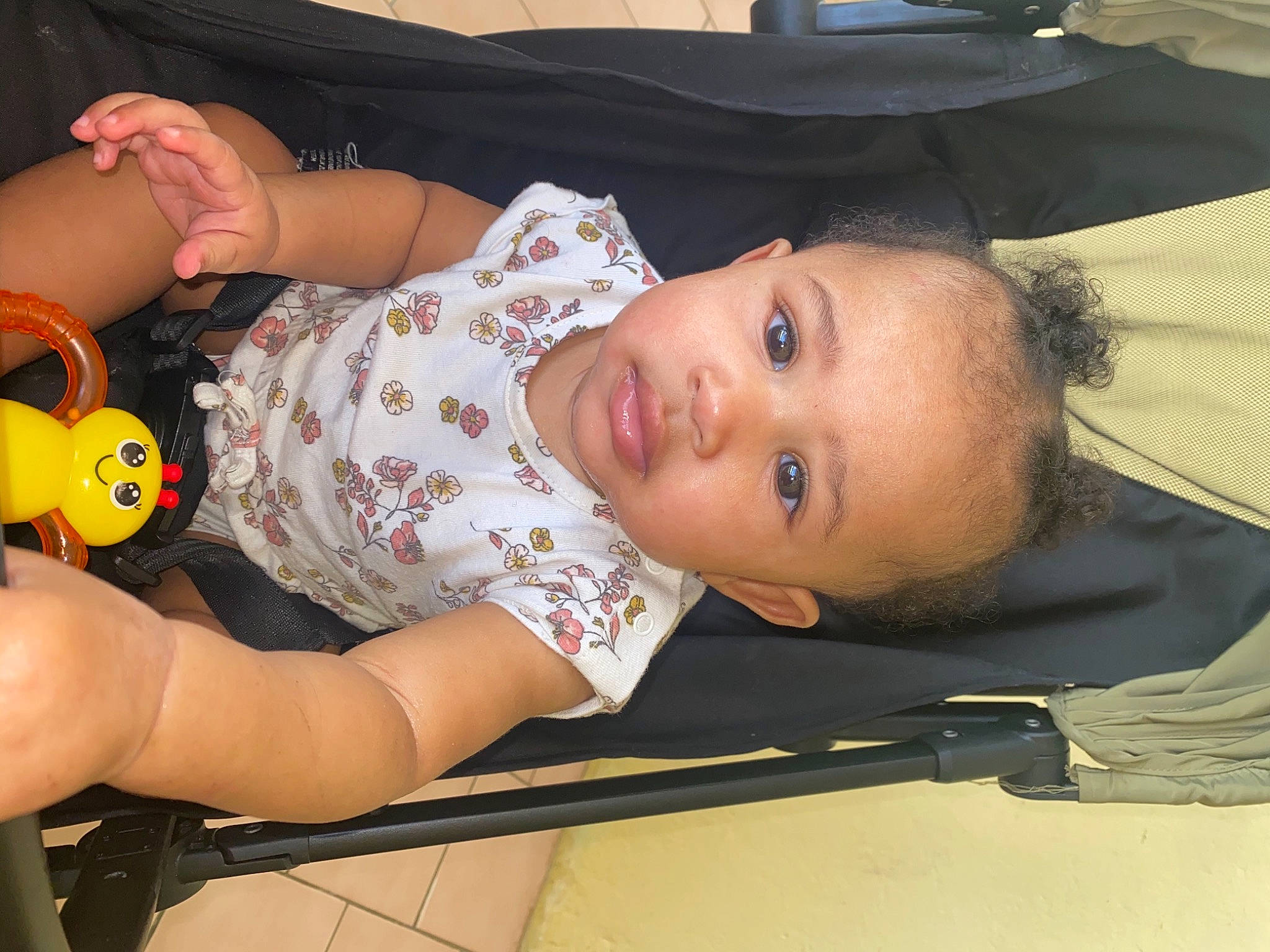 Mélina a rejoint le concours — aidez-le/la à gagner de superbes lots ! baby, baby_playing_with_toys, baby_products, baby_toddler_clothing, chest, child, comfort, elbow, fashion_accessory, fedora, fun, hat, mouth, pattern, person, room, skin, sun_hat, thigh, toddler