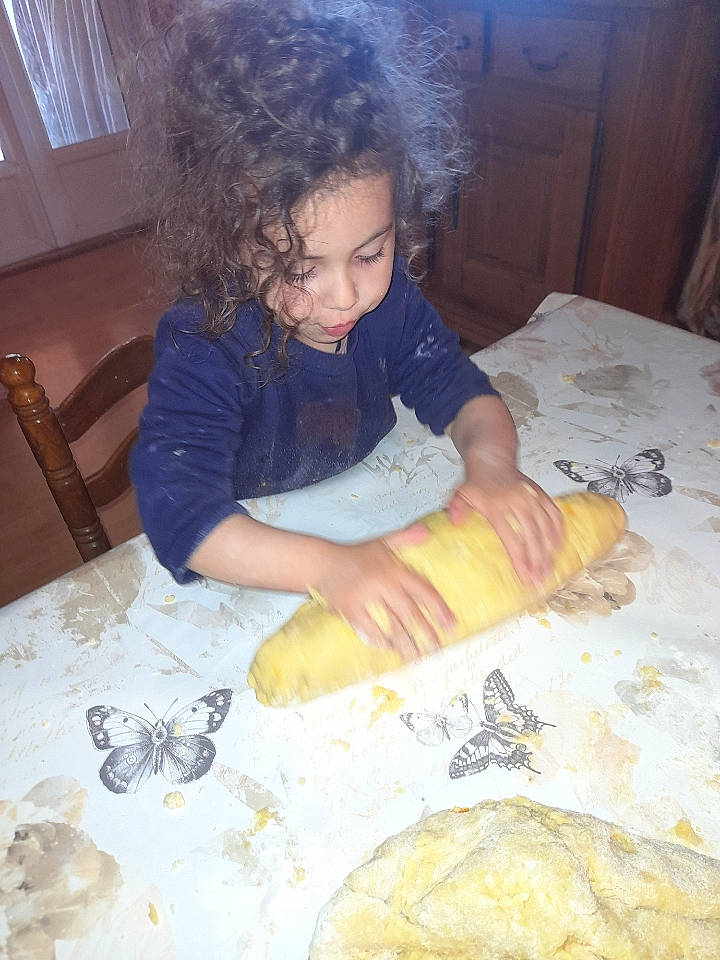 Anghulina participe au concours pour gagner de l'argent avec cette photo : baby, baby_toddler_clothing, bed_sheet, bedding, bedtime, chair, child, comfort, comfort_food, flooring, fun, linens, person, room, sitting, smile, tableware, toddler, window, wood