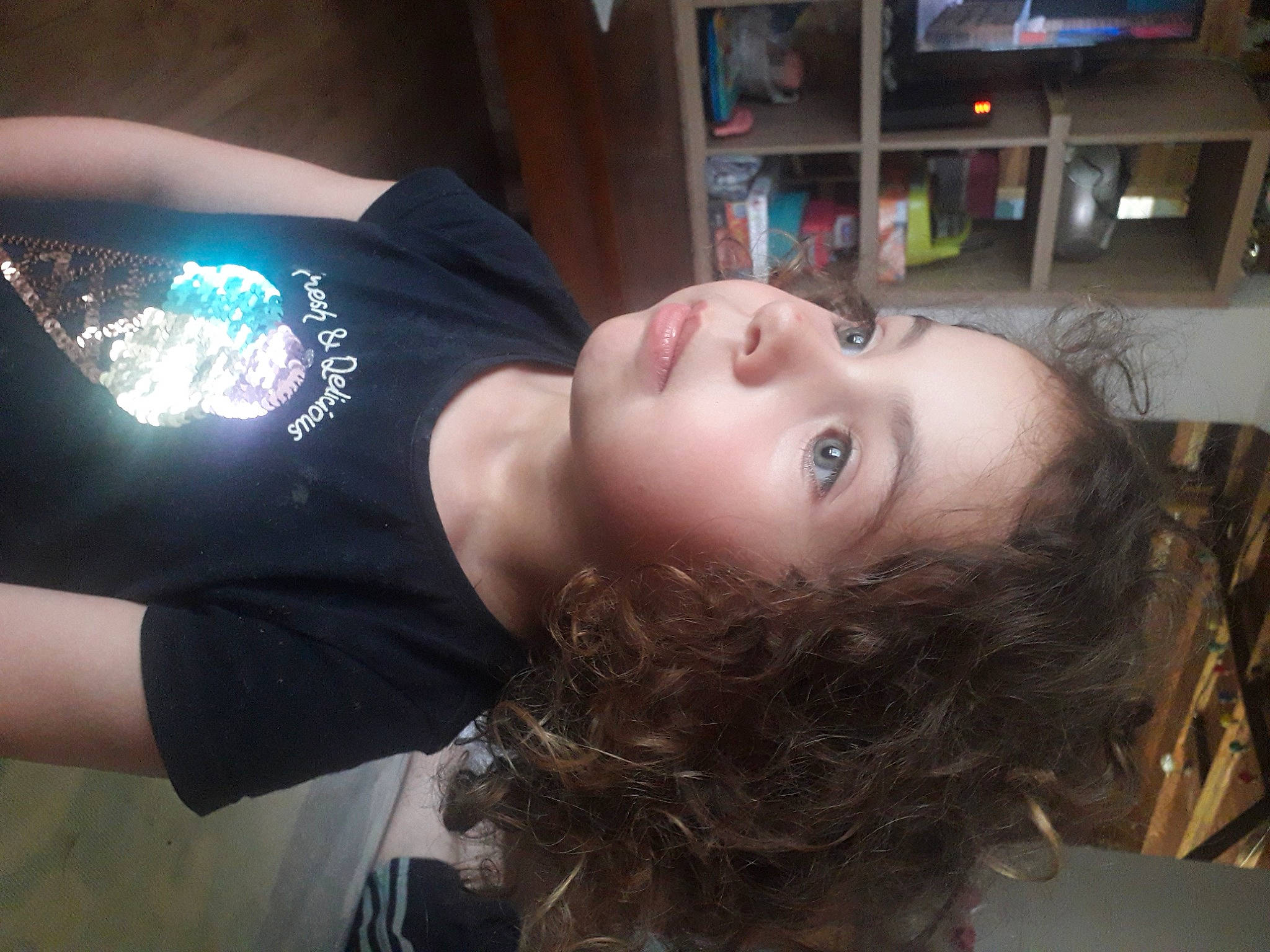 Anghulina a rejoint le concours — aidez-le/la à gagner de superbes lots ! black_hair, brown_hair, chin, cool, elbow, eyebrow, eyelash, eyewear, fashion_design, flash_photography, fun, jaw, lip, long_hair, makeover, mouth, neck, nose, person, shelf