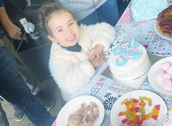 Anghulina a rejoint le concours — aidez-le/la à gagner de superbes lots ! cake_decorating, cake_decorating_supply, chair, cuisine, cup, dish, dishware, event, food, icing, ingredient, joy, person, plate, recipe, serveware, smile, sugar_cake, sweetness, table