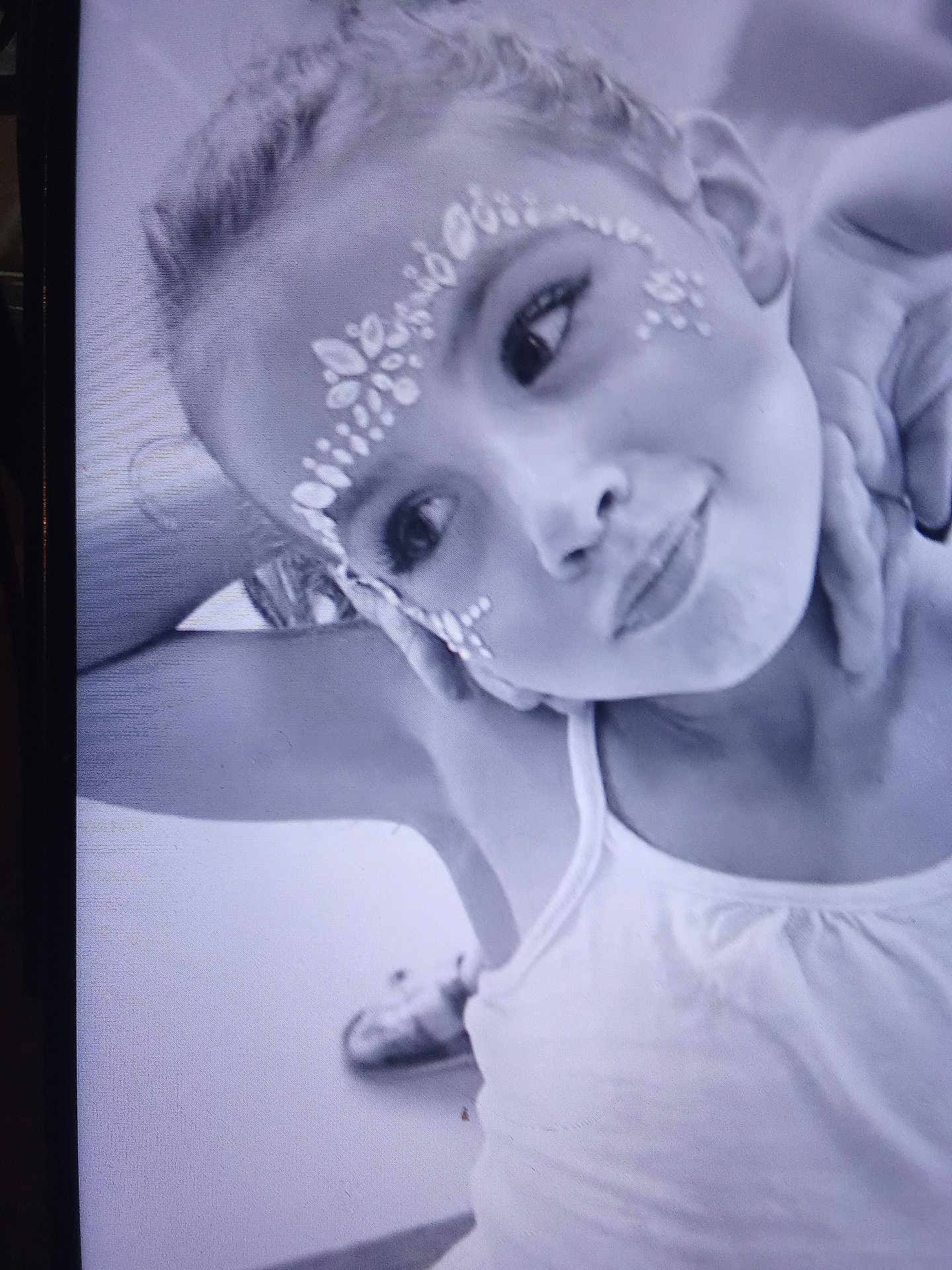 Anghulina participe au concours pour gagner de l'argent avec cette photo : arms, artistic, black_and_white, child, closeup, expression, eye_makeup, face, face_paint, hair, head, indoor, person, playful, portrait, pose, skin, sleeveless_top, smile, young_girl