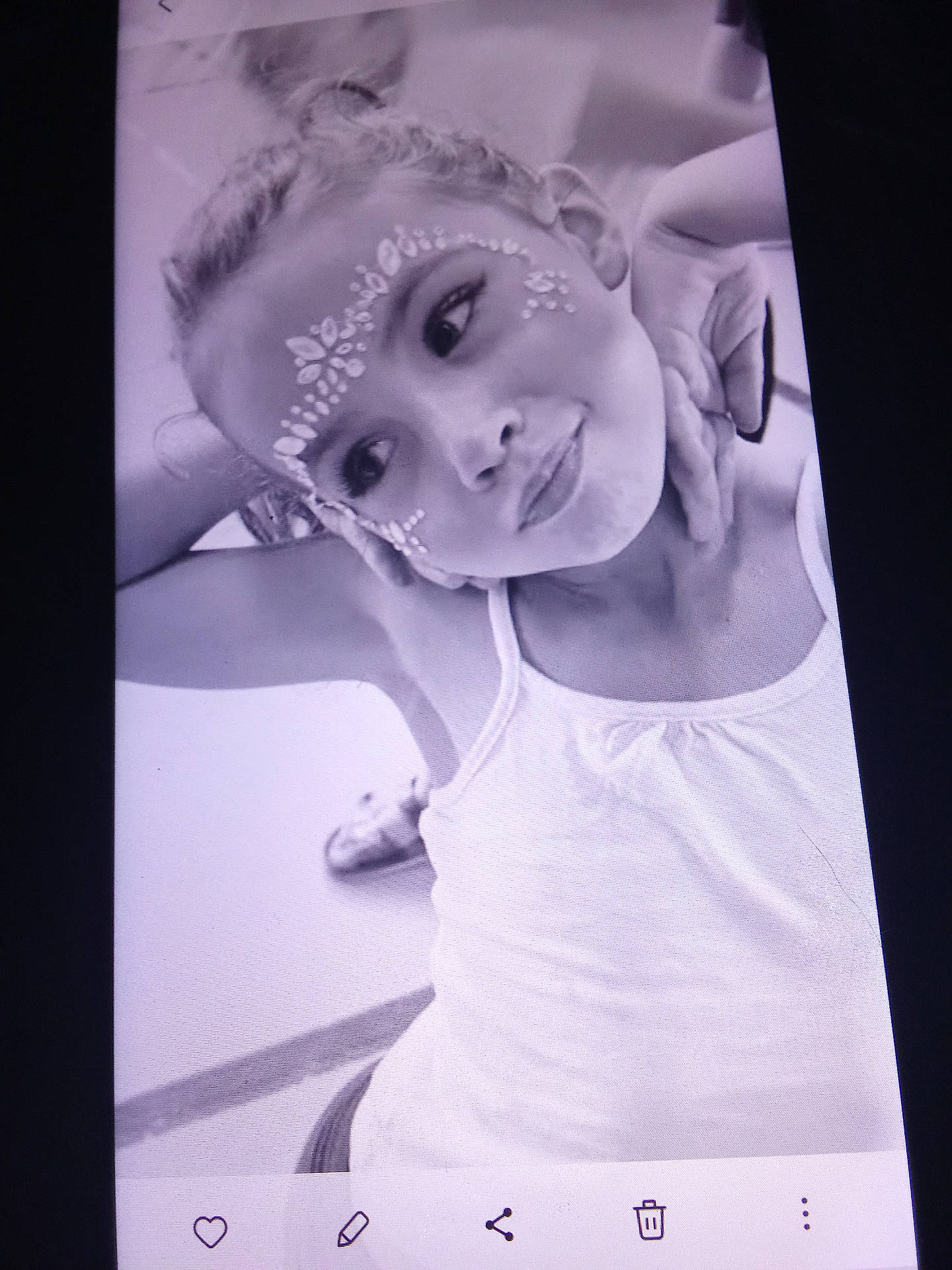 Anghulina participe au concours pour gagner de l'argent avec cette photo : app_icons, black_and_white, casual, child, closeup, decorative, digital_photo, expression, face, face_paint, hands, indoor, monochrome, person, portrait, pose, smile, tank_top, young_girl, youth