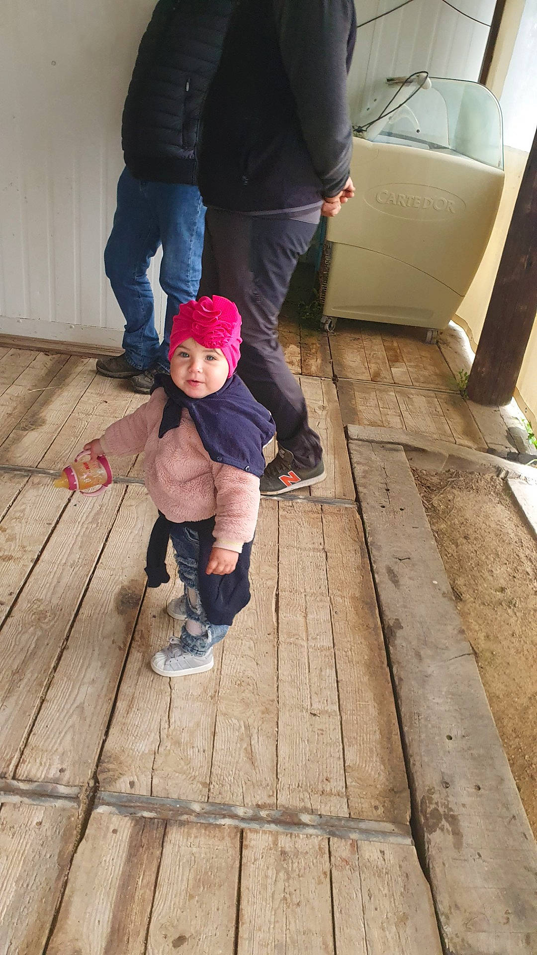 Anghulina participe au concours pour gagner de l'argent avec cette photo : automotive_tire, baby, boot, car, child, clothing, family_car, floor, flooring, hardwood, headwear, human_leg, leg, leisure, person, shoe, sitting, sneakers, toddler, vehicle_door