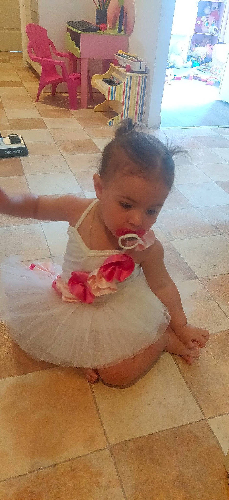 Anghulina participe au concours pour gagner de l'argent avec cette photo : baby, baby_toddler_clothing, cheek, child, finger, floor, flooring, foot, fun, happy, hardwood, human_leg, jewellery, peach, person, shoulder, sitting, skin, toddler, trunk