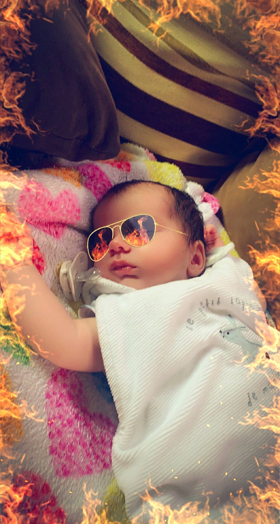 Lorenzo participe au concours pour gagner de l'argent avec cette photo : baby, baby_toddler_clothing, child, comfort, cool, eyewear, fun, glasses, goggles, happy, head, headgear, lip, magenta, person, pink, purple, sleeve, sunglasses, toddler