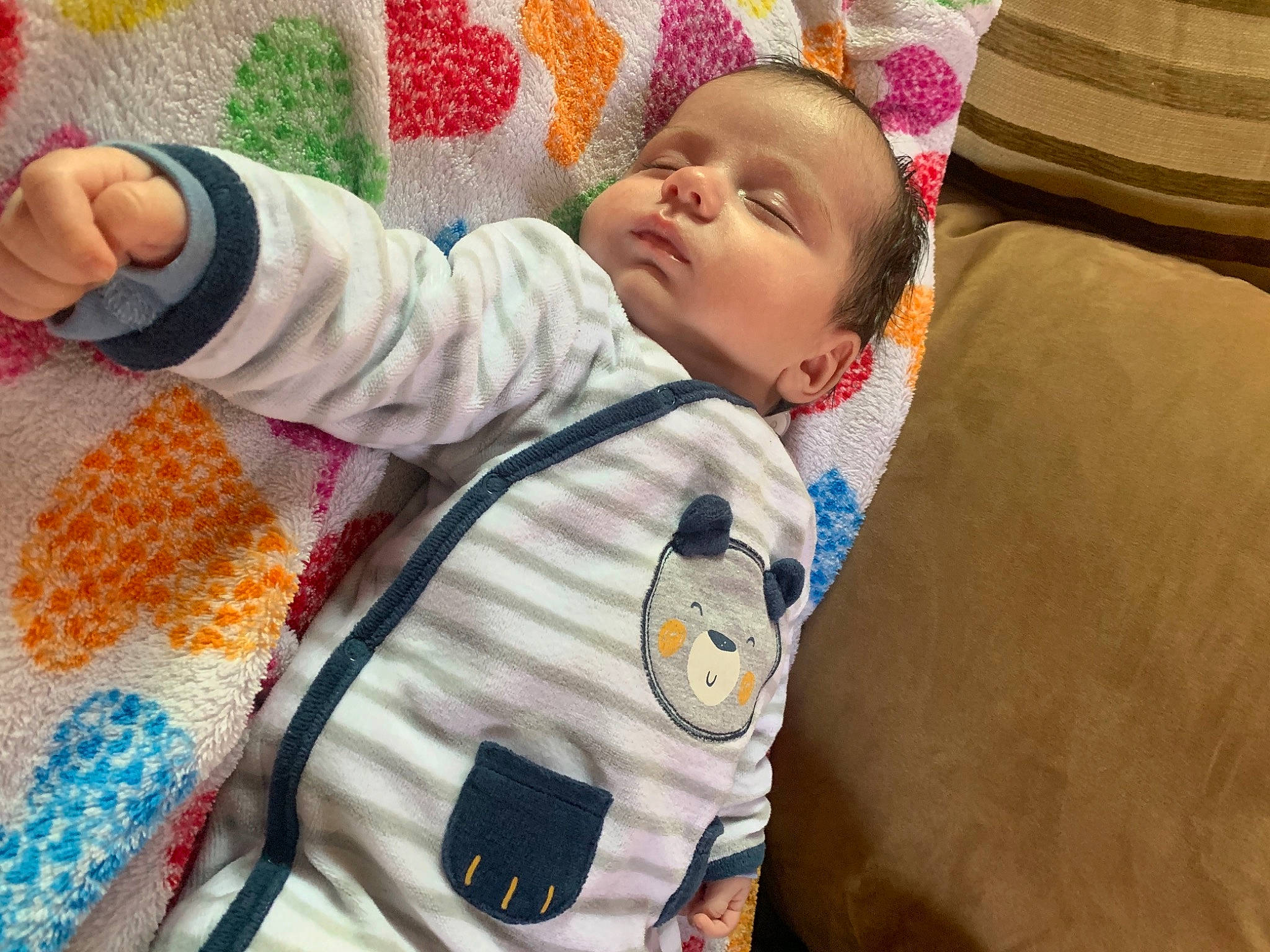 Lorenzo a rejoint le concours — aidez-le/la à gagner de superbes lots ! baby, baby_products, baby_toddler_clothing, child, comfort, couch, flooring, fun, happy, head, linens, pattern, person, play, red, room, sitting, sleeve, t_shirt, textile