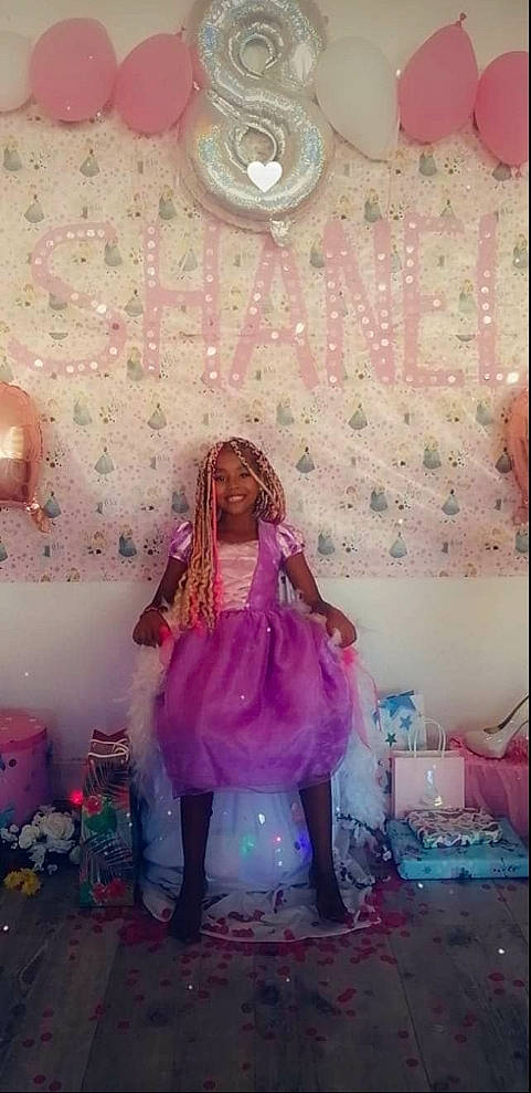 Shanel a rejoint le concours — aidez-le/la à gagner de superbes lots ! doll, entertainment, event, fashion_design, fun, happy, headwear, joy, lighting, magenta, pattern, peach, person, photograph, pink, purple, room, sitting, textile, toy