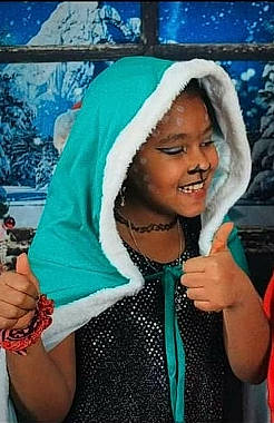 Shanel a rejoint le concours — aidez-le/la à gagner de superbes lots ! blue, cap, child, costume, electric_blue, event, face, fashion_accessory, freezing, fun, hand, happy, headgear, headwear, jewellery, joy, laugh, magenta, person, sleeve