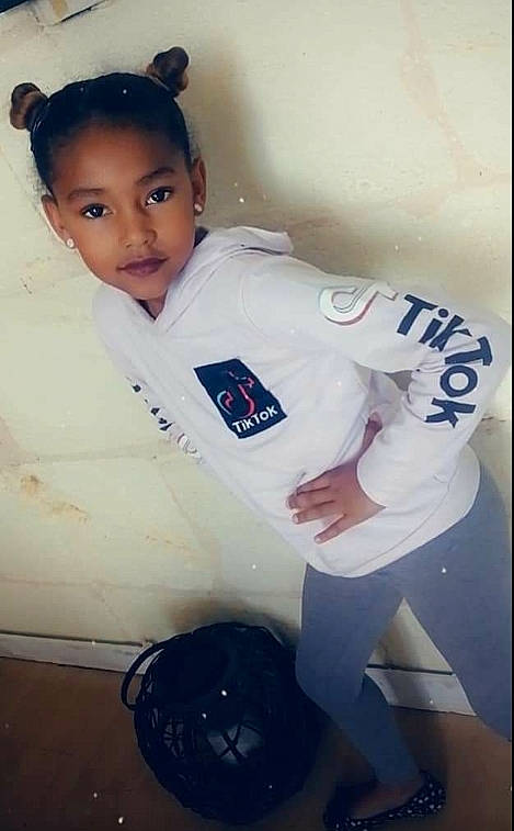 Shanel a rejoint le concours — aidez-le/la à gagner de superbes lots ! child, elbow, flash_photography, flooring, fun, jersey, person, personal_protective_equipment, portrait_photography, room, sitting, sleeve, sports_gear, sportswear, t_shirt, uniform