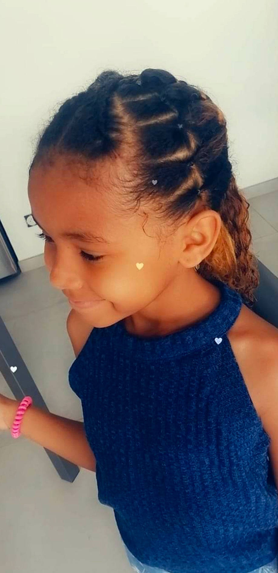 Shanel a rejoint le concours — aidez-le/la à gagner de superbes lots ! beauty, cheek, child, chin, ear, elbow, electric_blue, eyebrow, eyelash, forehead, gesture, hair, hairstyle, head, human_body, iris, long_hair, neck, person, shoulder