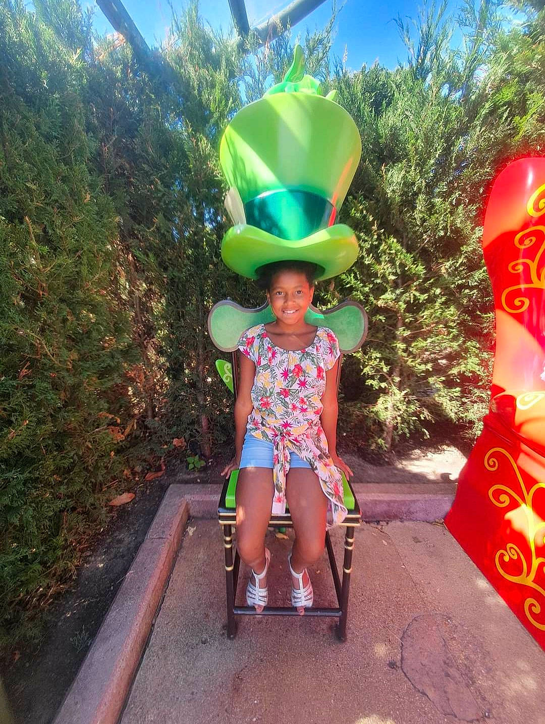 Shanel a rejoint le concours — aidez-le/la à gagner de superbes lots ! balloon, cool, electric_blue, eyewear, fun, games, grass, happy, human_leg, inflatable, joy, leisure, magenta, morning, people_in_nature, person, plant, recreation, road, tints_and_shades