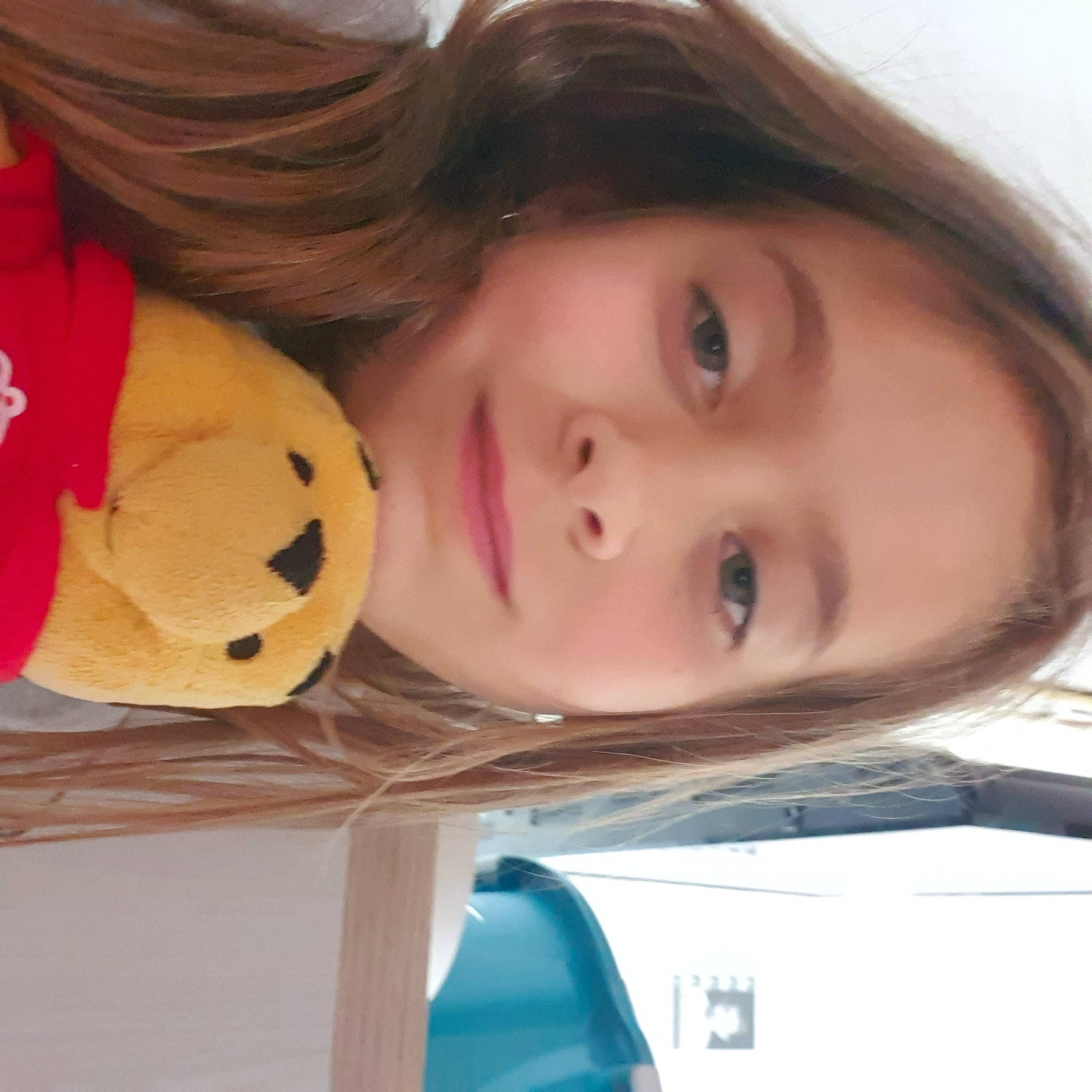 Noëllie participe au concours pour gagner de l'argent avec cette photo : bangs, brown_hair, cheek, child, chin, eye, eyebrow, eyelash, facial_expression, fun, head, iris, joy, lip, mouth, nose, person, skin, smile, stuffed_toy