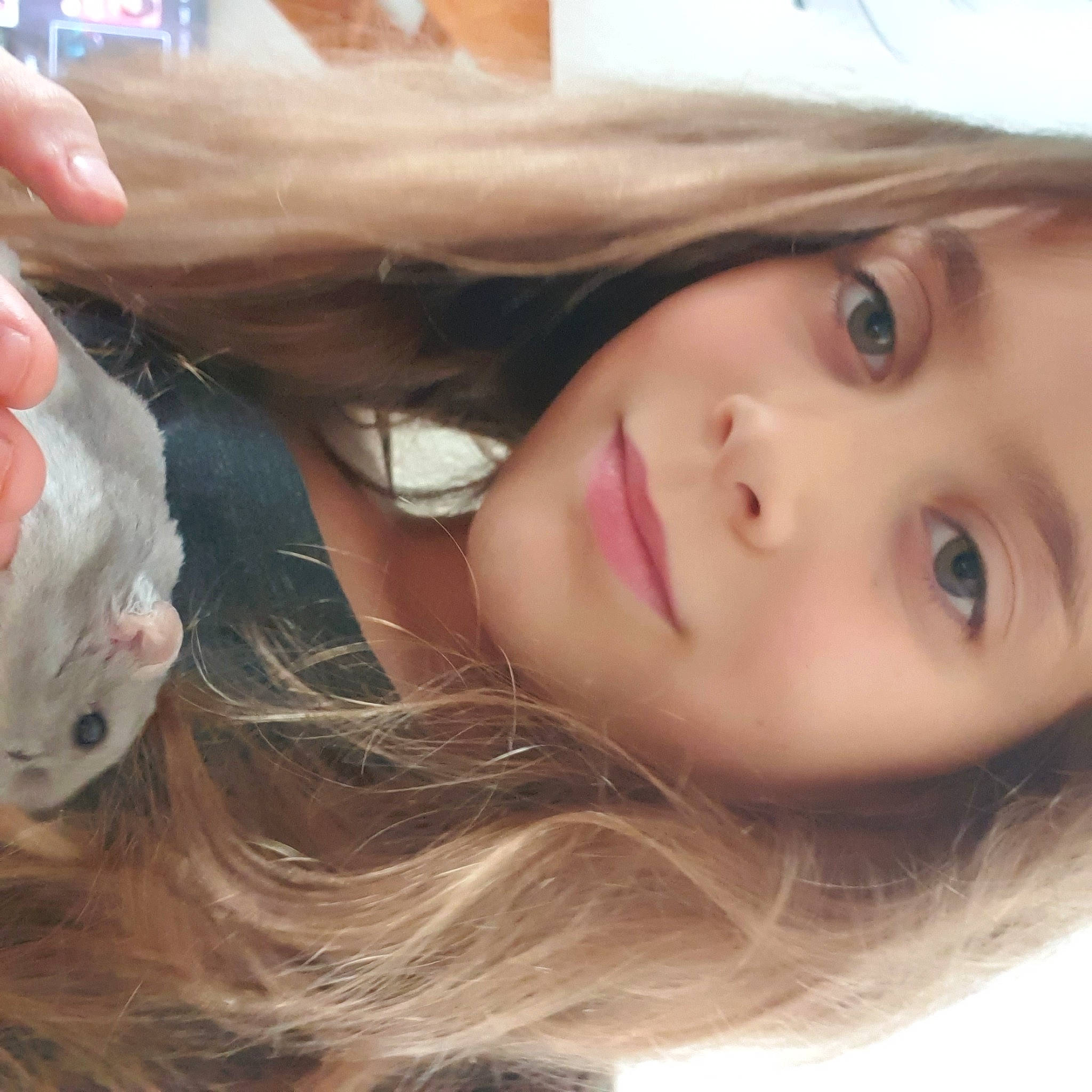 Noëllie a rejoint le concours — aidez-le/la à gagner de superbes lots ! cheek, chin, ear, eye, eyebrow, eyelash, face, facial_expression, gesture, happy, head, headgear, iris, jaw, joy, lip, long_hair, mouth, neck, nose