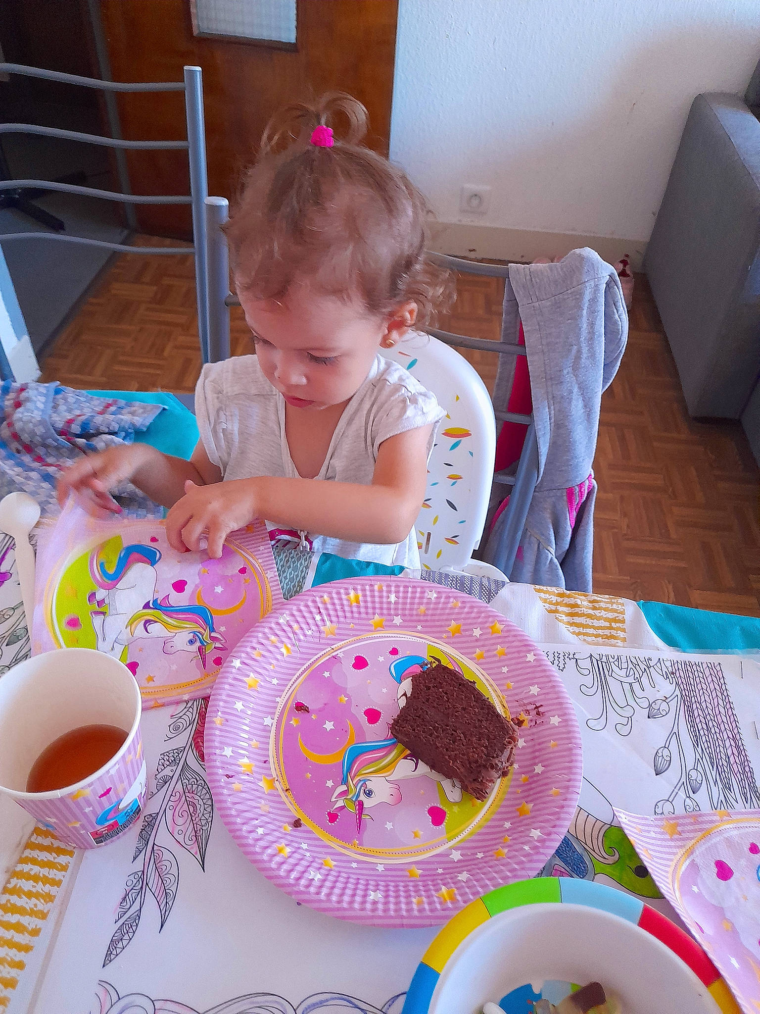 Melissa a rejoint le concours — aidez-le/la à gagner de superbes lots ! art, cake_decorating, chair, child, cuisine, cup, dishware, drinkware, event, food, person, pink, plate, play, serveware, sharing, sweetness, table, tableware, teacup