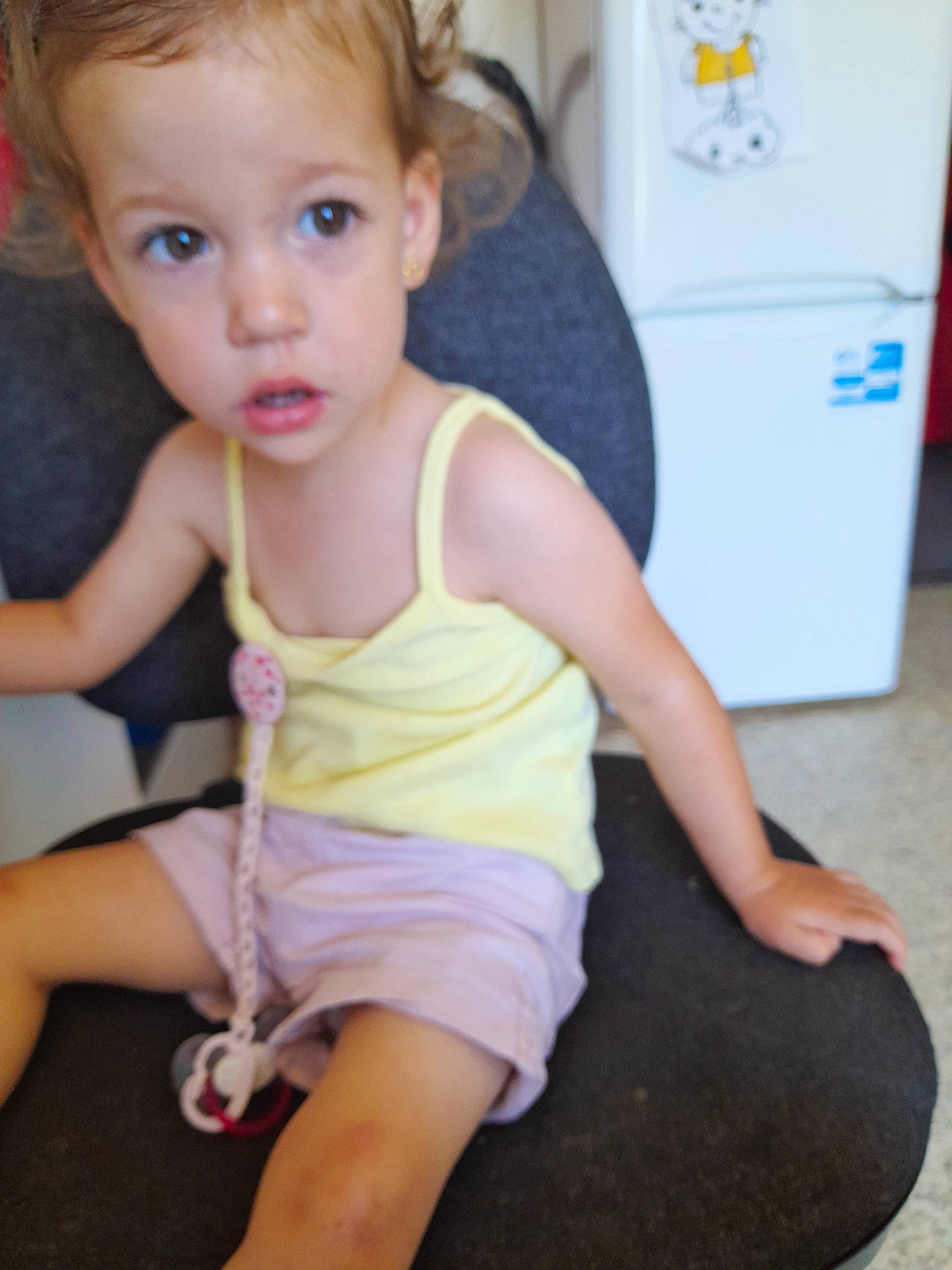 Melissa a rejoint le concours — aidez-le/la à gagner de superbes lots ! baby_toddler_clothing, cabinetry, cheek, child, chin, eyelash, finger, happy, human_leg, iris, joint, knee, leg, neck, person, shoulder, skin, sleeve, thigh, toddler