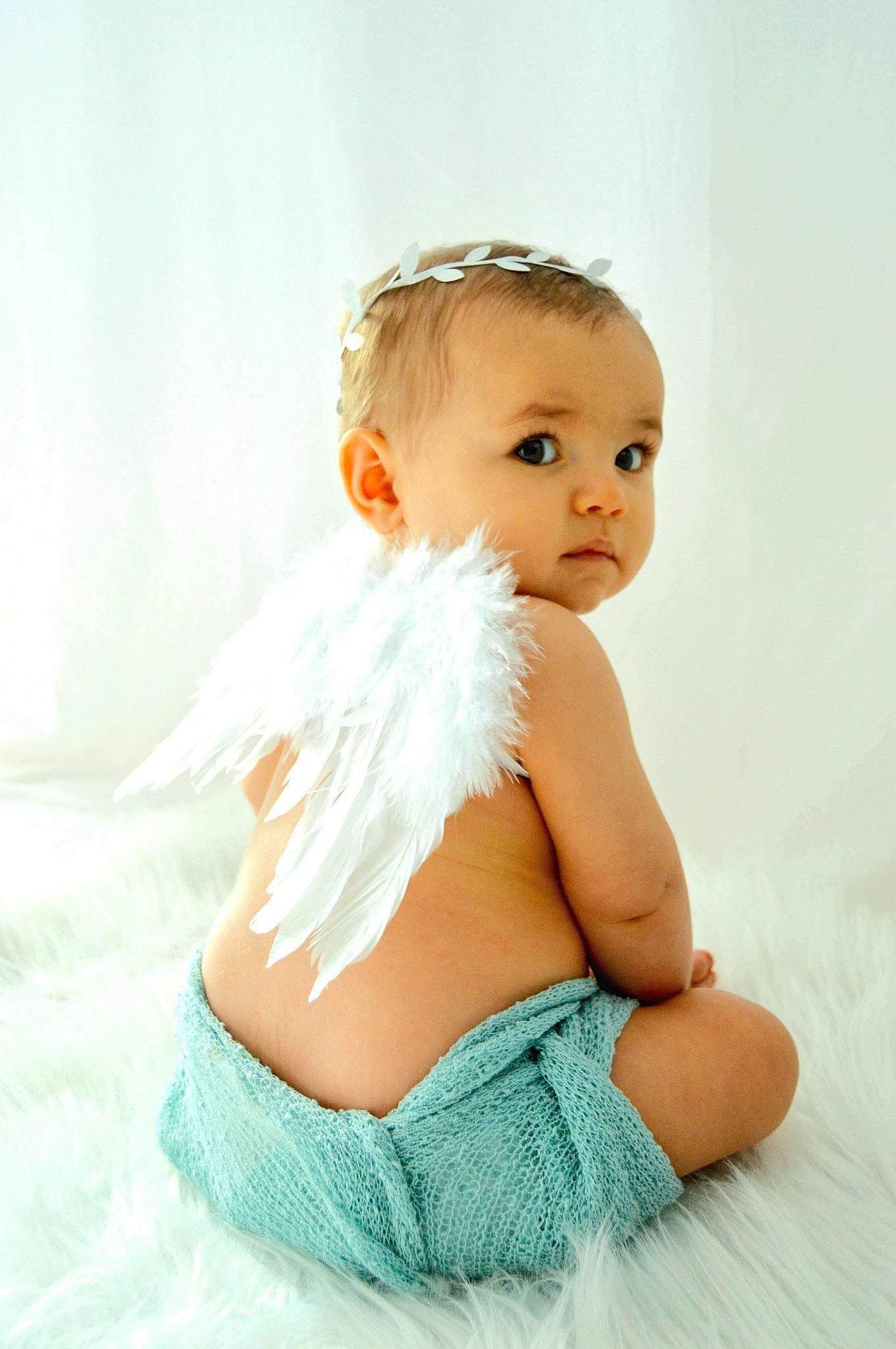 Tiago participe au concours pour gagner de l'argent avec cette photo : abdomen, arm, azure, baby, baby_toddler_clothing, chest, clothing, finger, flash_photography, happy, human_body, human_leg, leg, person, skin, stomach, textile, thigh, toddler, trunk