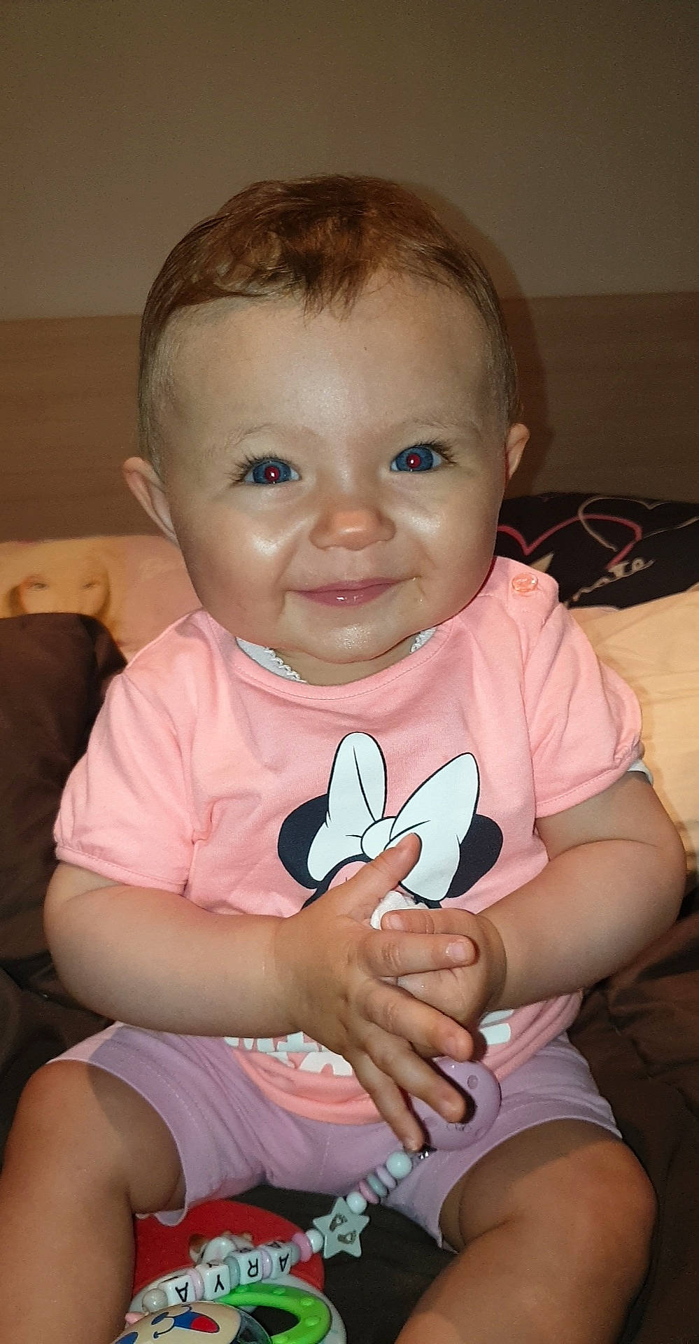 Arya participe au concours pour gagner de l'argent avec cette photo : baby, cheek, child, ear, eye, face, finger, head, iris, joy, lip, person, pink, sitting, skin, smile, thumb, toddler