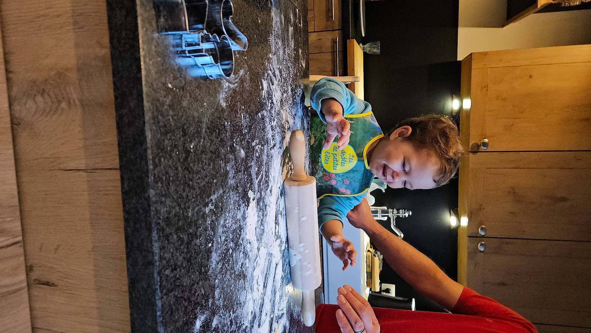 Nathéo participe au concours pour gagner de l'argent avec cette photo : child, city, electric_blue, flash_photography, flooring, fun, happy, leisure, machine, person, recreation, room, street, t_shirt, toddler, vacation, visual_arts, wall, wood