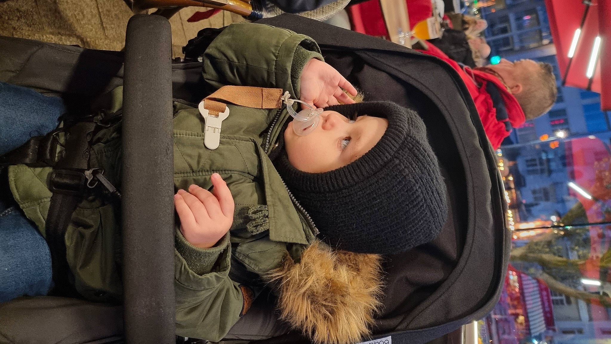 Nathéo a rejoint le concours — aidez-le/la à gagner de superbes lots ! bag, child, fashion_accessory, fun, fur, fur_clothing, hat, headgear, headwear, human, pattern, person, sitting, street, tree
