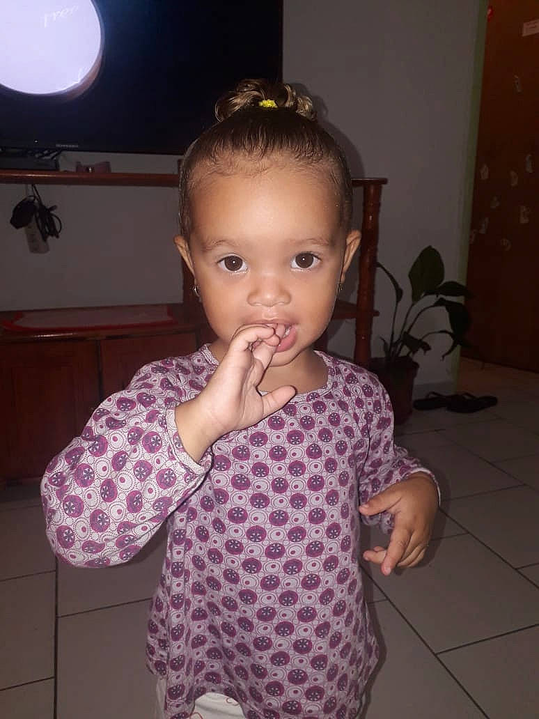 Trycia participe au concours pour gagner de l'argent avec cette photo : baby, baby_toddler_clothing, child, day_dress, eyelash, finger, hair_accessory, hair_tie, headpiece, houseplant, lavender, nightwear, pattern, person, polka_dot, purple, shoulder, sleeve, toddler