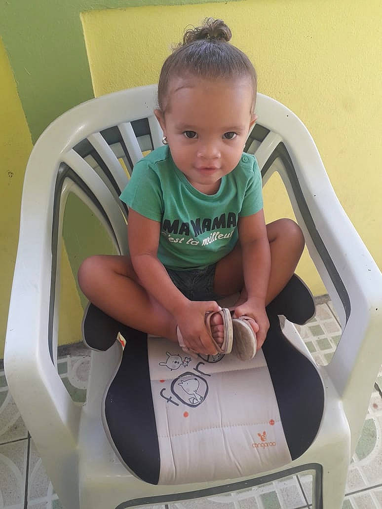 Trycia a rejoint le concours — aidez-le/la à gagner de superbes lots ! baby, baby_products, baby_toddler_clothing, child, comfort, ear, lap, person, plastic, sitting, slipper, toddler