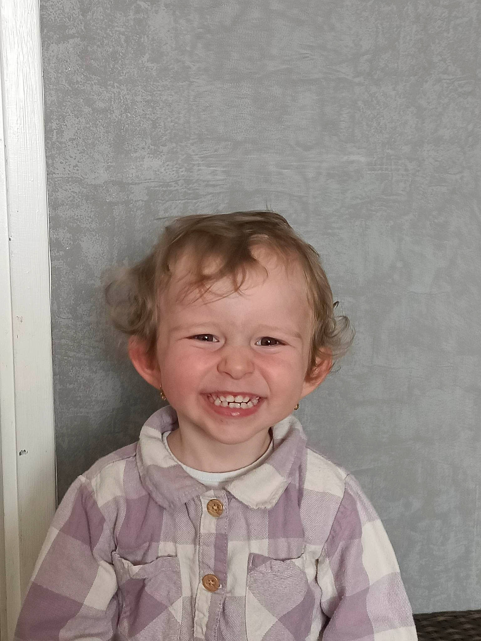 Elyne a rejoint le concours — aidez-le/la à gagner de superbes lots ! baby_toddler_clothing, blond, cheek, child, chin, dress_shirt, eye, eyebrow, fun, hair, happy, iris, joy, laugh, person, room, sleeve, smile, textile, toddler