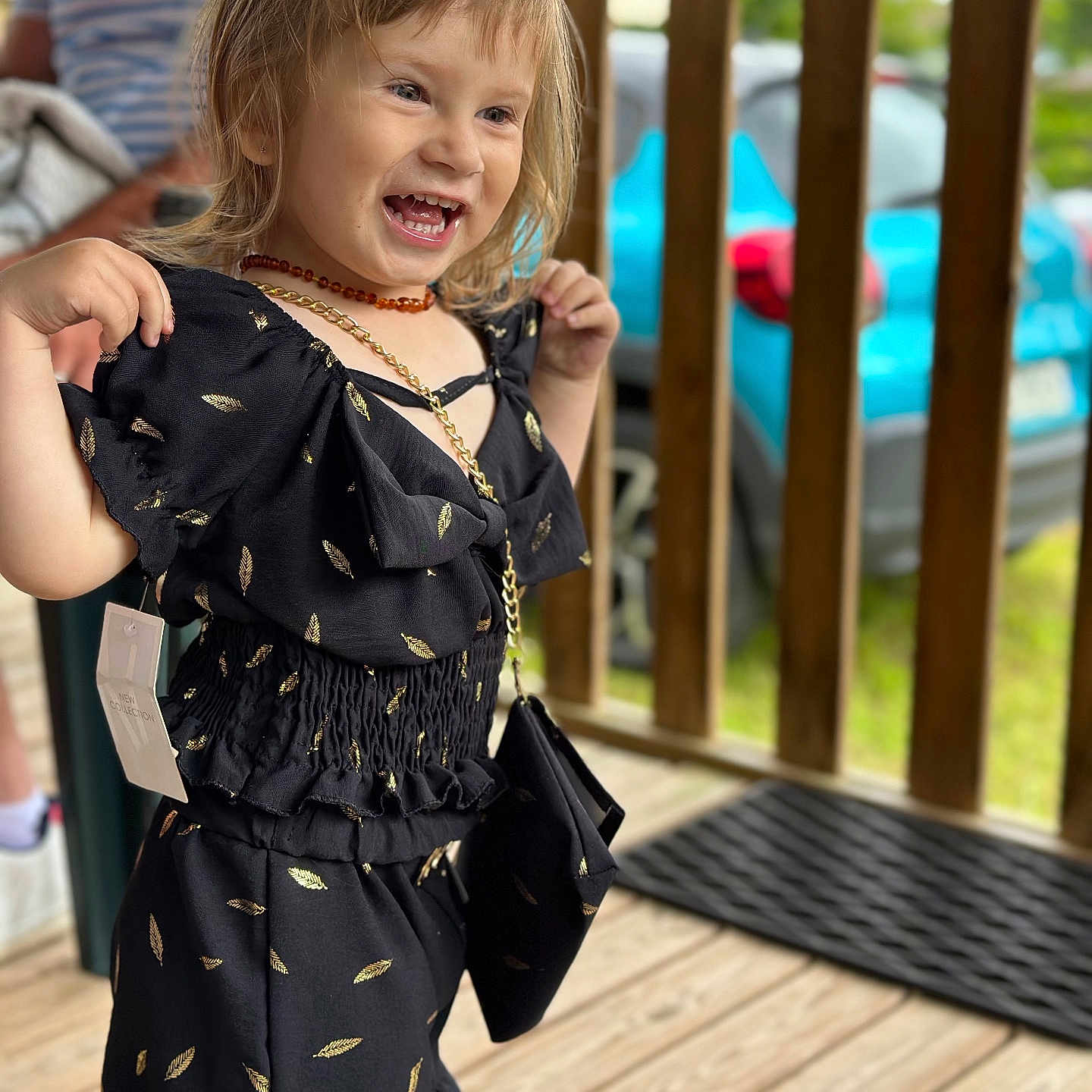 Mélicia participe au concours pour gagner de l'argent avec cette photo : accessories, architecture, building, child, clothing, dress, face, female, girl, head, house, housing, jewelry, necklace, pants, person, photography, porch, portrait, wood