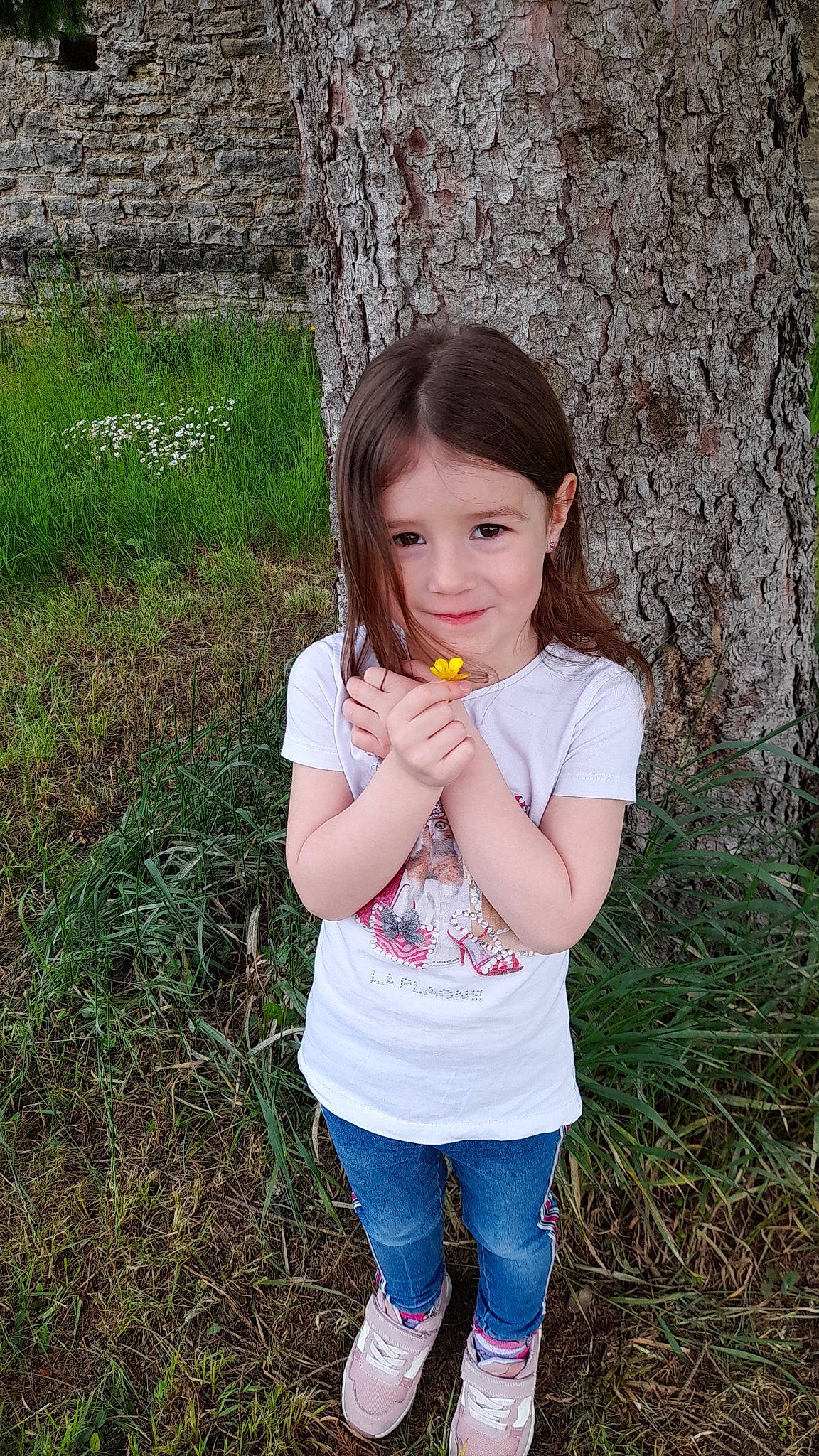 Inaya a rejoint le concours — aidez-le/la à gagner de superbes lots ! child, eye, face, fun, gesture, grass, hair, happy, head, iris, jeans, joy, lip, people_in_nature, person, plant, sitting, skin, t_shirt, toddler