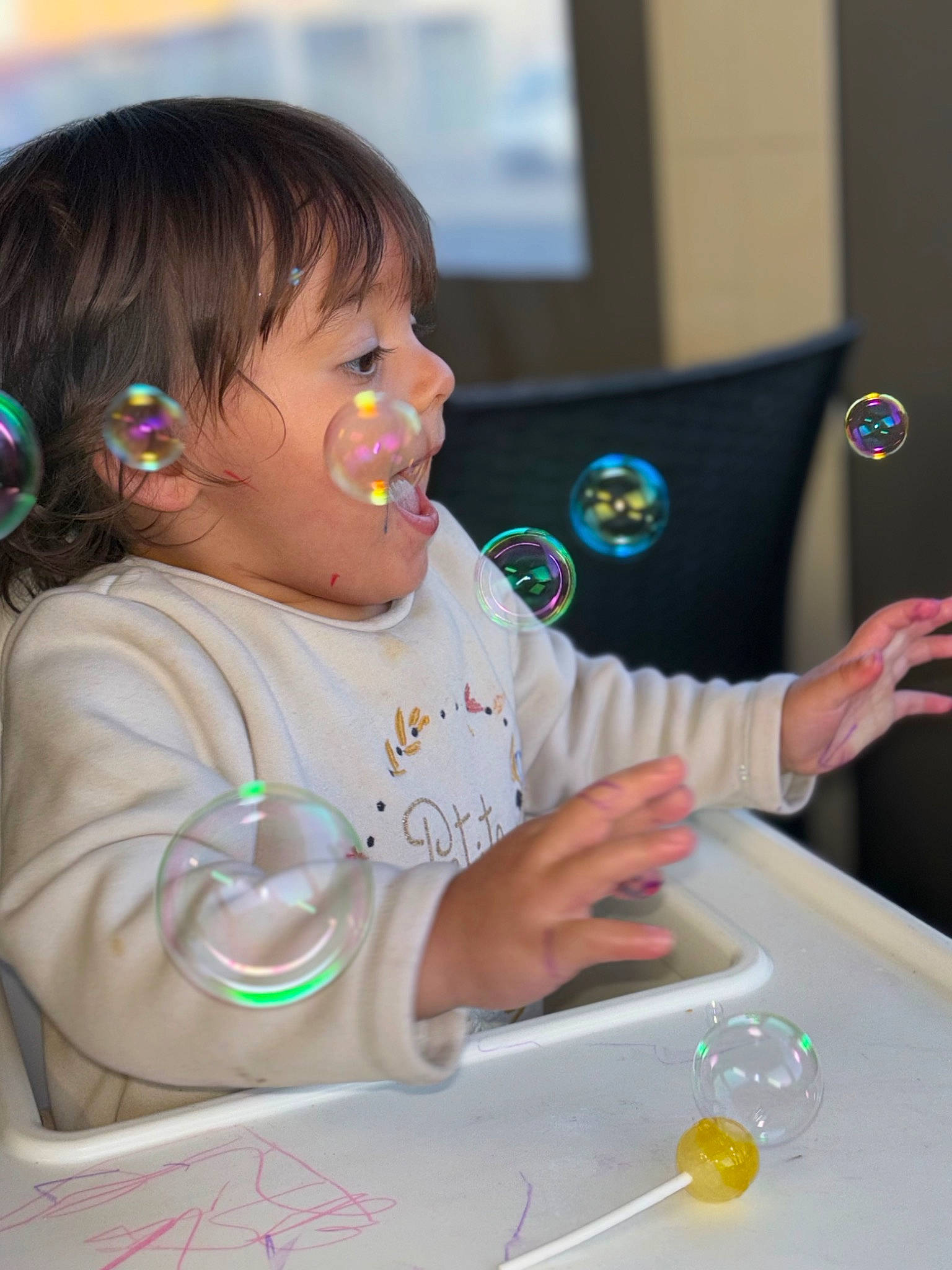 Kiarah participe au concours pour gagner de l'argent avec cette photo : chair, child, child_art, event, finger, fun, hand, happy, homework, office_supplies, pen, person, play, smile, t_shirt, table, tableware, toddler, writing, writing_implement